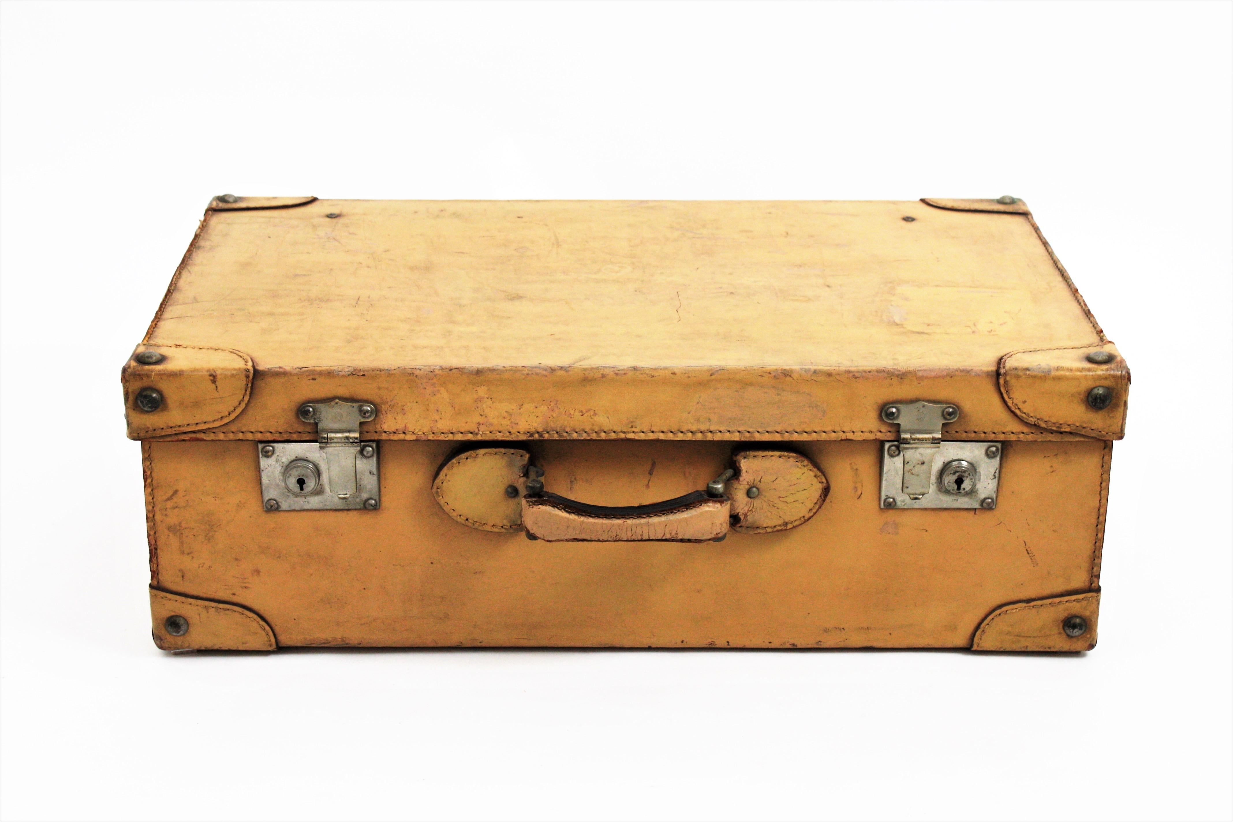 Unmatching Pair of French Suitcases in Vellum and Leather  In Good Condition For Sale In Barcelona, ES
