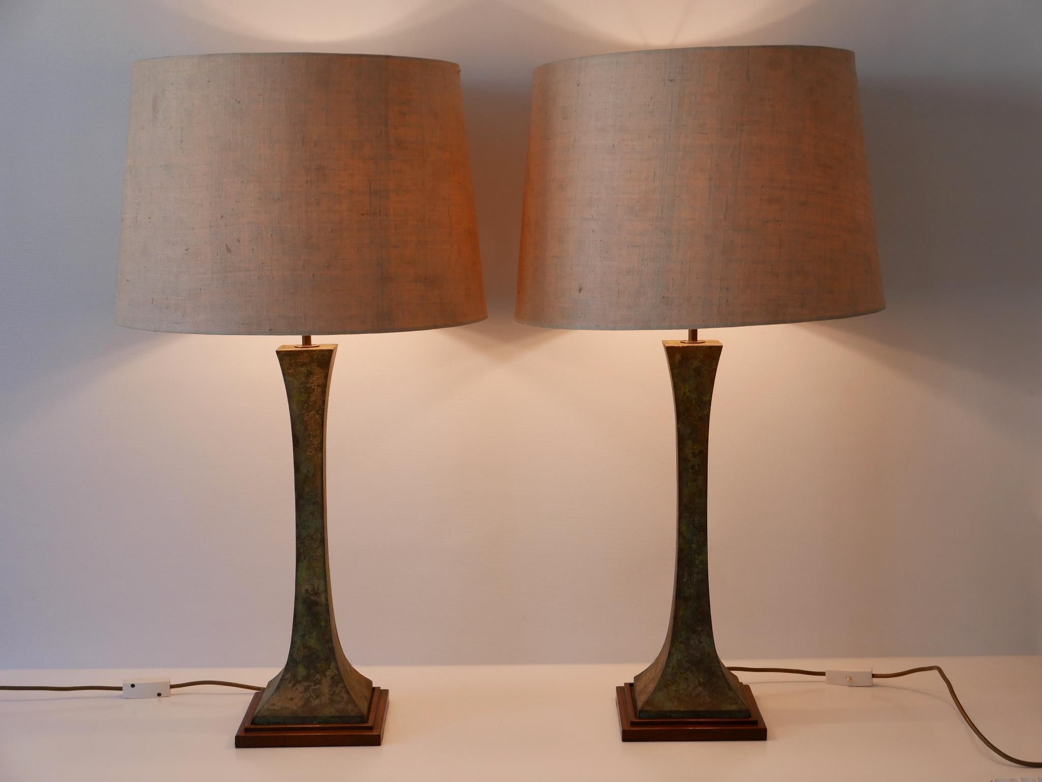 Set of two exceptional, elegant and large Mid-Century Modern bronze verdigris table lamps. Designed by Stewart Ross James and manufactured by Hansen Lighting, New York, USA, 1960s.

Executed in verdigris bronze, brass and wood; each lamp comes with