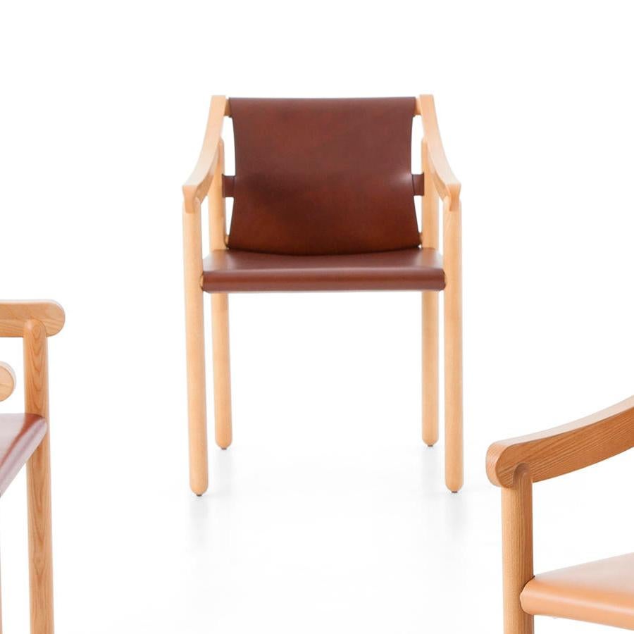 Ensemble de deux fauteuils modèle 905 conçu par Vico Magistretti en 1964.
Fabriqué par Cassina en Italie.

Une chaise moderne avec un héritage culturel, expression du génie créatif de Vico Magistretti qui l'a conçue en 1964. 905 est une chaise