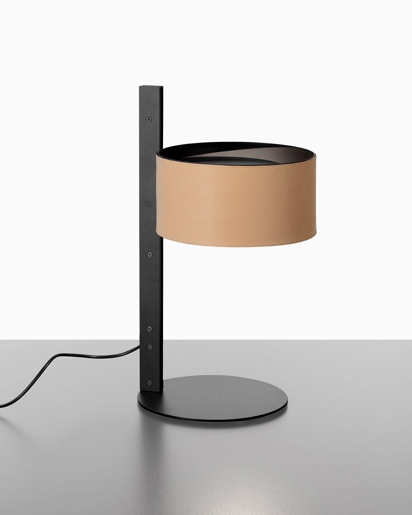 Ensemble de deux lampes de bureau Victor Vasilev en métal et cuir par Oluce en vente 4
