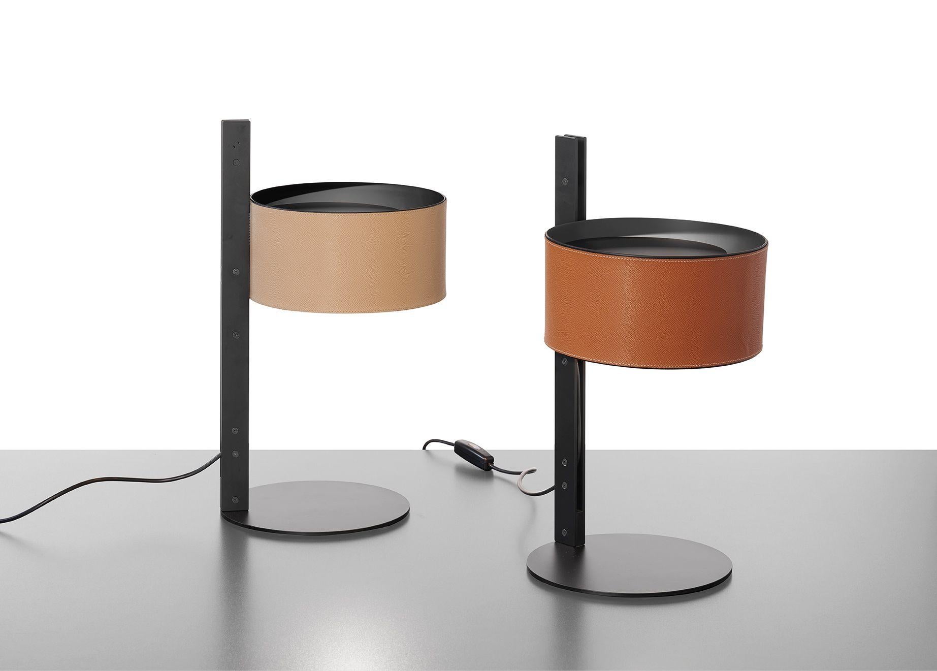 XXIe siècle et contemporain Ensemble de deux lampes de bureau Victor Vasilev en métal et cuir par Oluce en vente