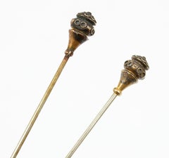 Set von zwei Eichelhut-Anstecknadeln aus Messing aus der viktorianischen Ästhetizismus, 1900er Jahre