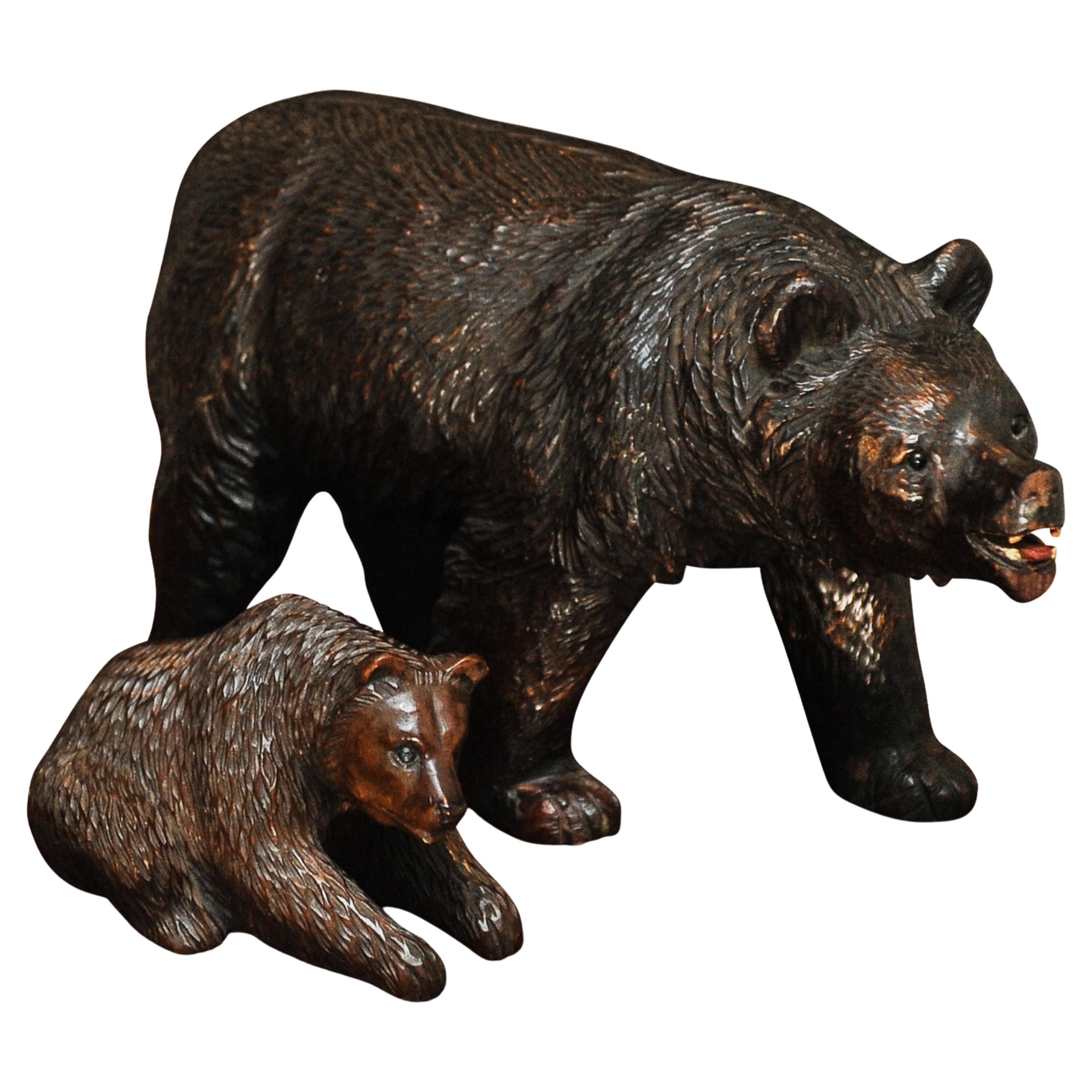 Satz von zwei viktorianischen handgeschnitzten & handbemalten Black Forest Bärenfiguren im Angebot