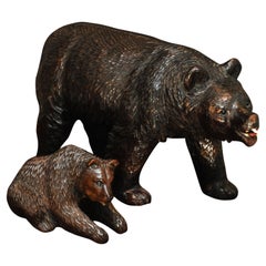 Satz von zwei viktorianischen handgeschnitzten & handbemalten Black Forest Bärenfiguren