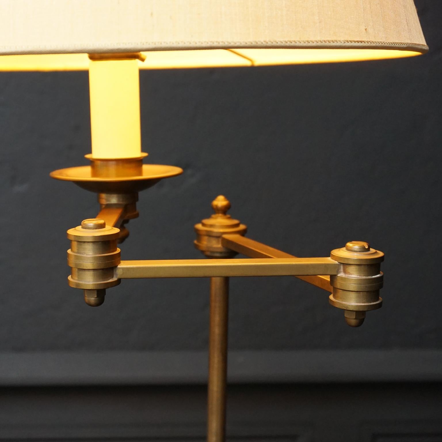 Set of Two Vintage 1990s Brass and Mahogany Vaughan Designs Tray Floor Lamps In Good Condition In Haarlem, NL