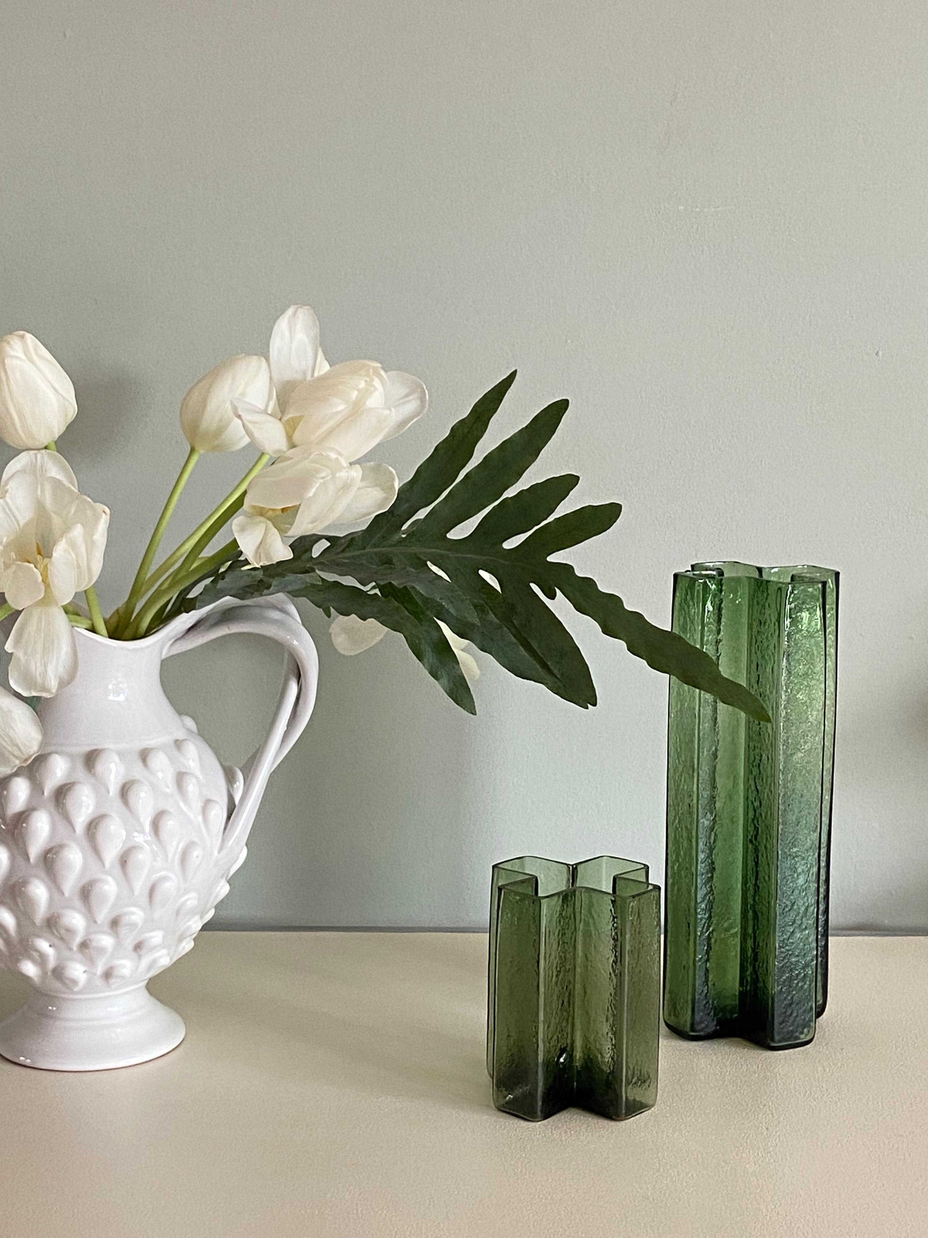 Nice set of two BODIL KJÆR cross vaeses by Gullaskruf 1960s Made in Sweden. Green glass, one vase with a small chip at the rim.
Size small one 9x9cm height 12cm.
Large one 10x10cm height 27cm.