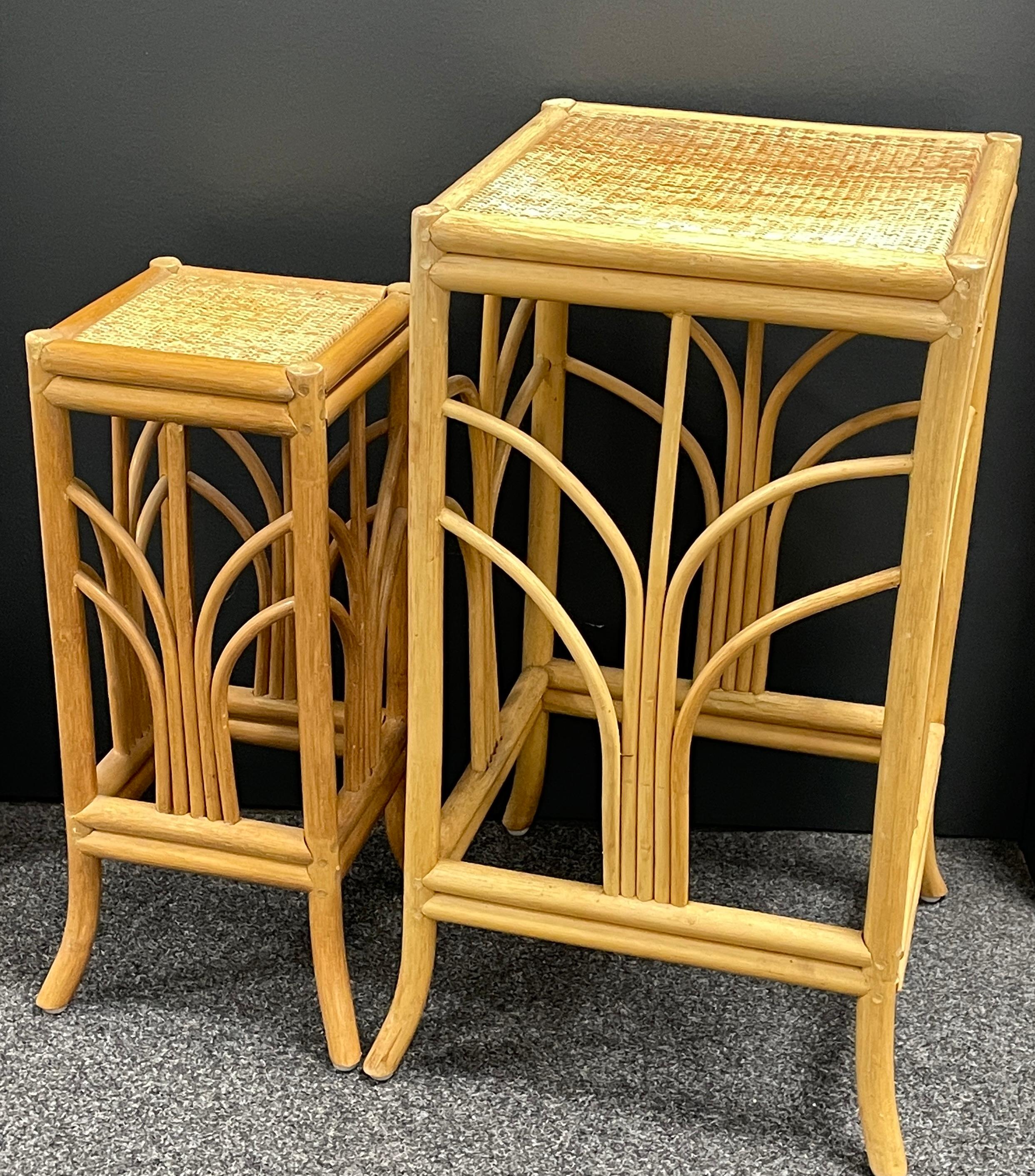 Schönes Set aus zwei böhmischen Bambuspflanzgefäßen oder Schachteltischen im Vintage-Stil. Die Gruppe besteht aus zwei abgestuften Pflanzgefäßen von abgestufter Größe. Die trendigen Boho-Ständer sind aus Rattan/Bambus gefertigt. Es handelt sich um