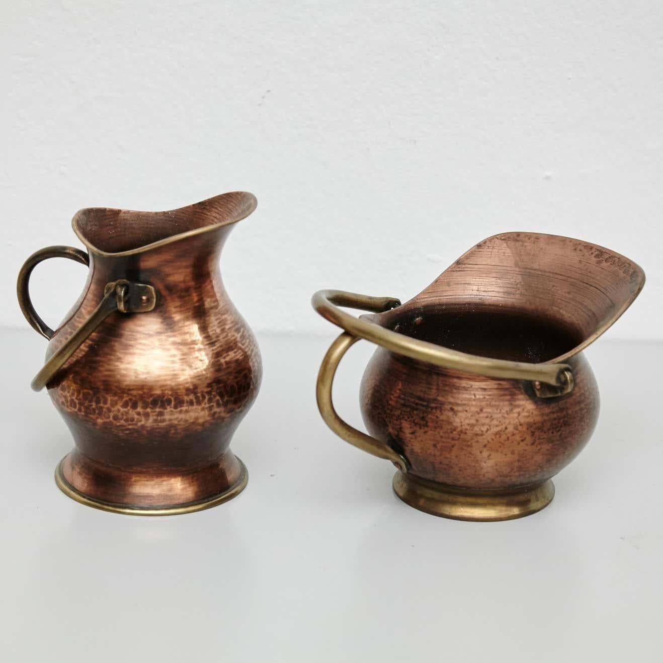 Set di due secchielli da carbone in ottone d'epoca  Di produttore sconosciuto, Francia, circa 1950.    In condizioni originali, con lievi usure dovute all'età e all'uso, che conservano una bella patina.    Materiali:  Ottone    Dimensioni:  Secchio