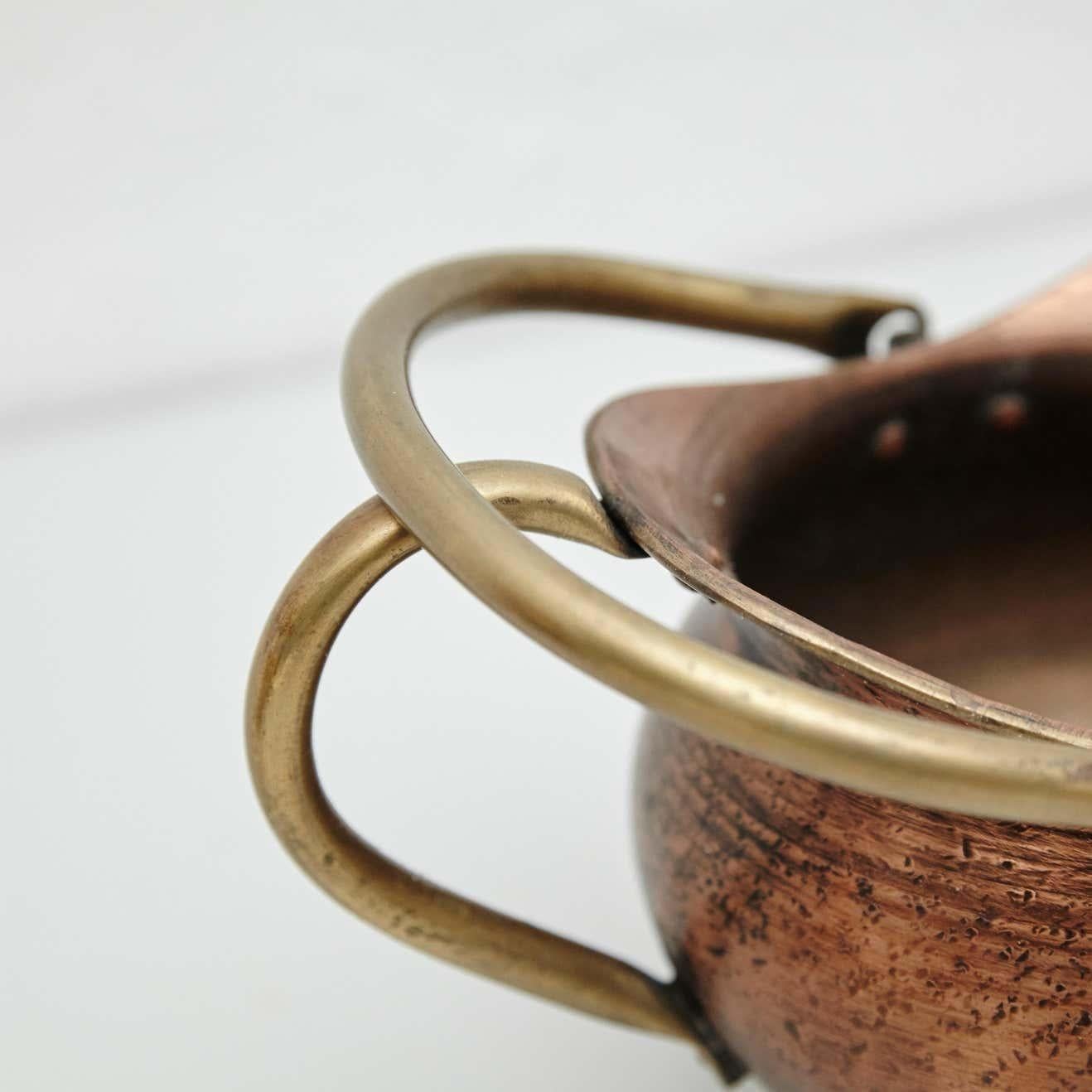 Metà XX secolo Set di due secchi vintage in ottone per carbone, circa 1950 in vendita