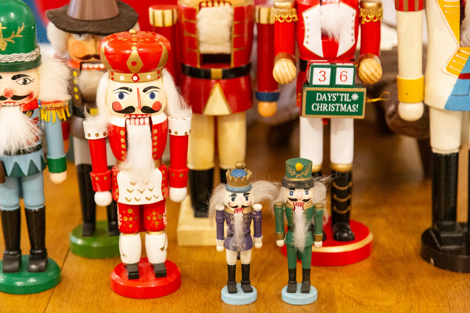 Mid-Century Modern Set of Two Vintage Christmas Small Nutcrackers, Wood, Erzgebirge, Germany, 1970 For Sale