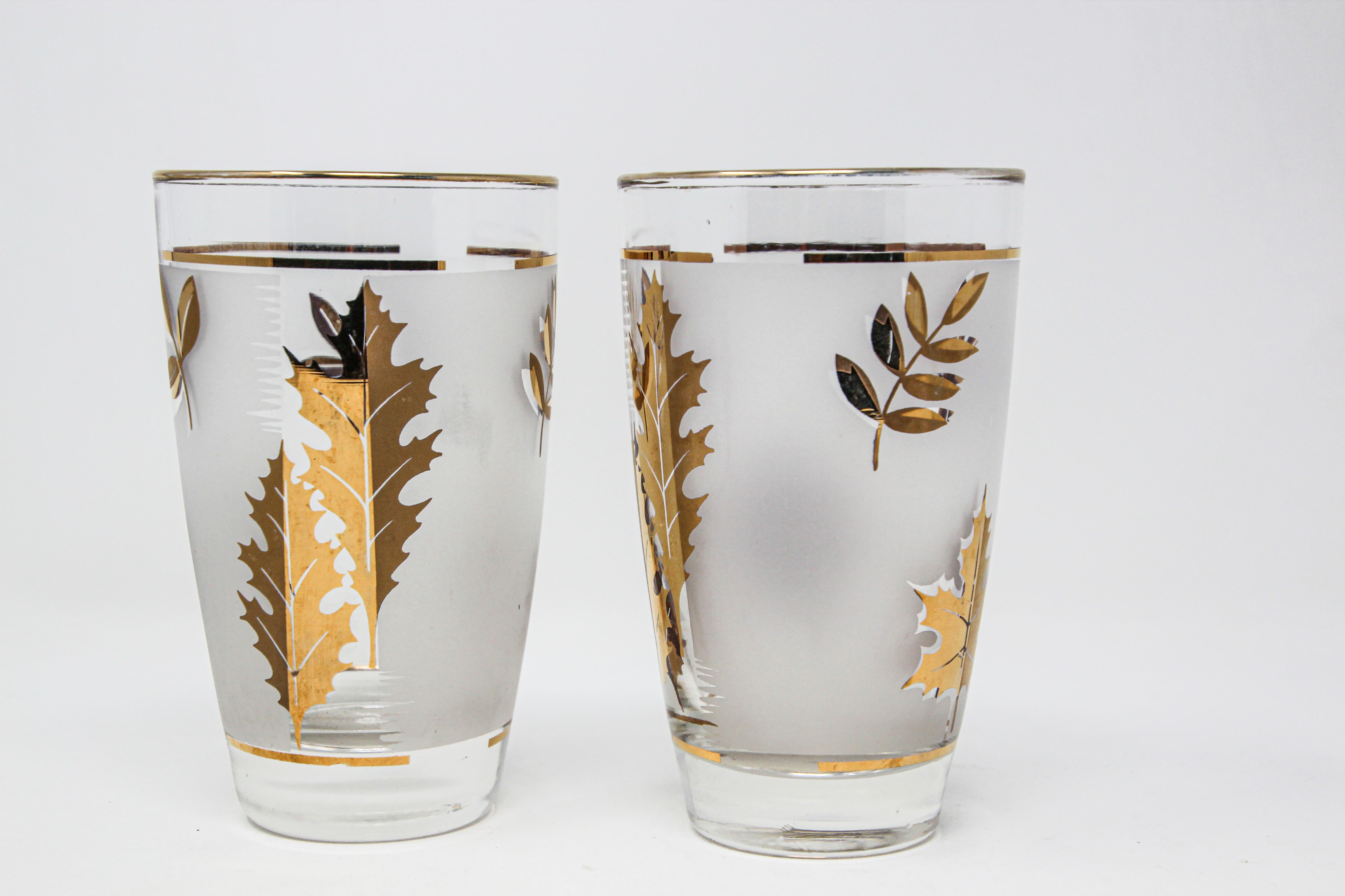 Set of two vintage cocktail glasses. Manufactured by Libbey.
1950s Hollywood Regency.
Decorated with a classical gold lief pattern on frosted glass.
In good condition, perfect for the holidays and gorgeous on display in a cabinet or bar while not