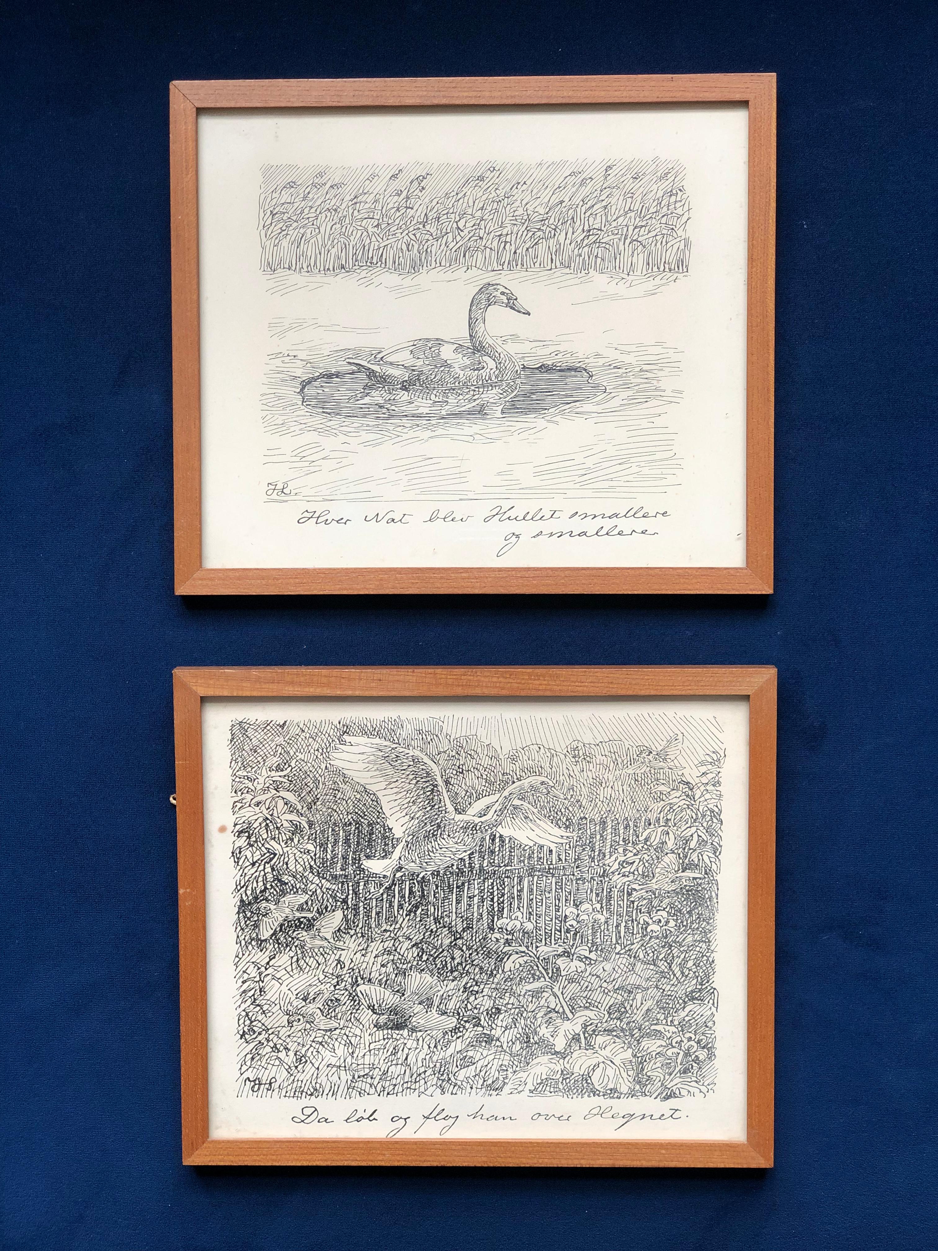 Dies ist ein Satz von zwei originalen Vintage-Radierungen mit schwarzer Tinte, die einen Schwan in zwei verschiedenen Szenen zeigen. Die erste Radierung zeigt den Schwan, der ruhig im Wasser schwimmt, umgeben von hohem Schilf. Das zweite zeigt