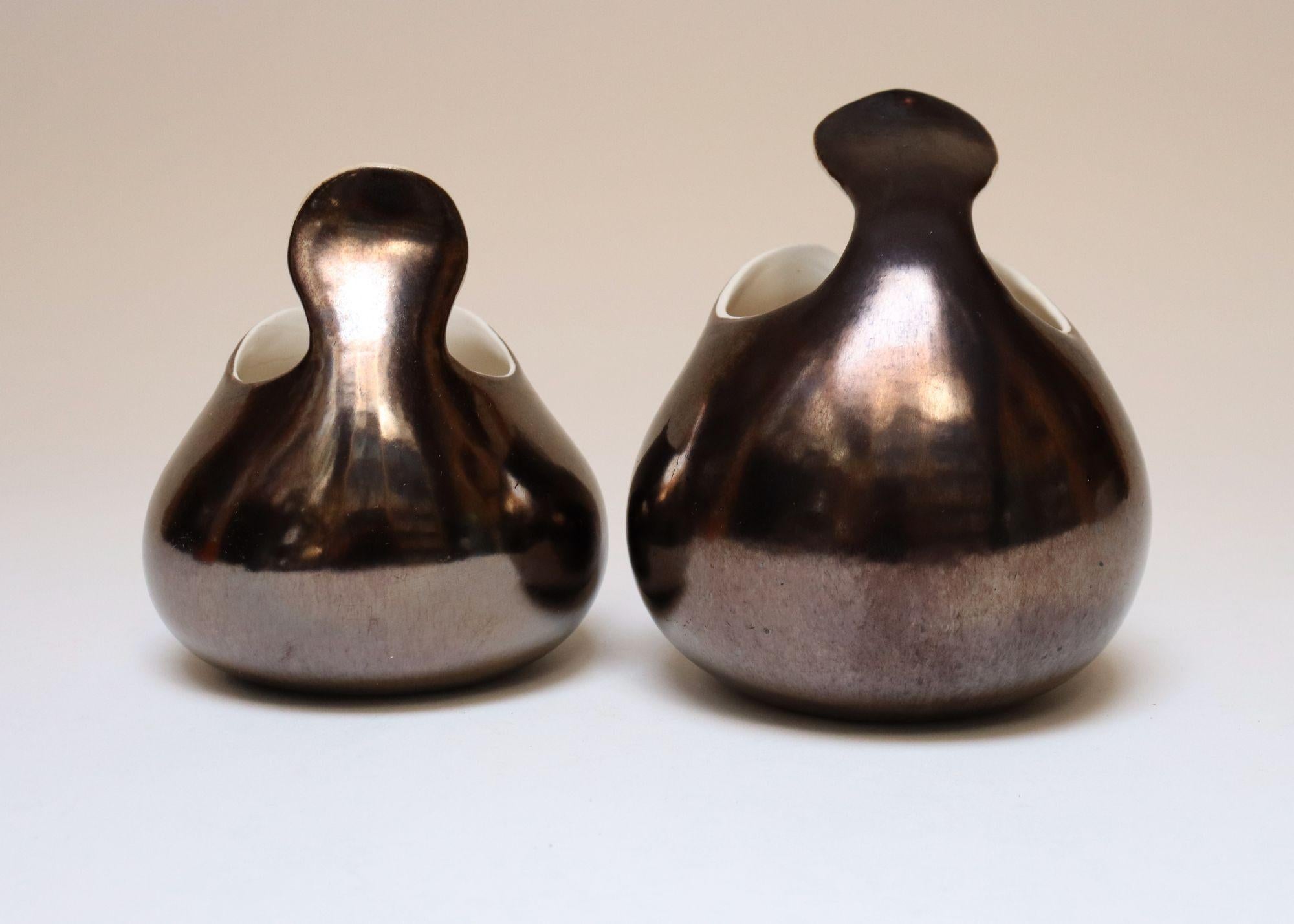 Zwei Krüge (klein und groß) aus rotmetallgrau glasierter Steingutkeramik 