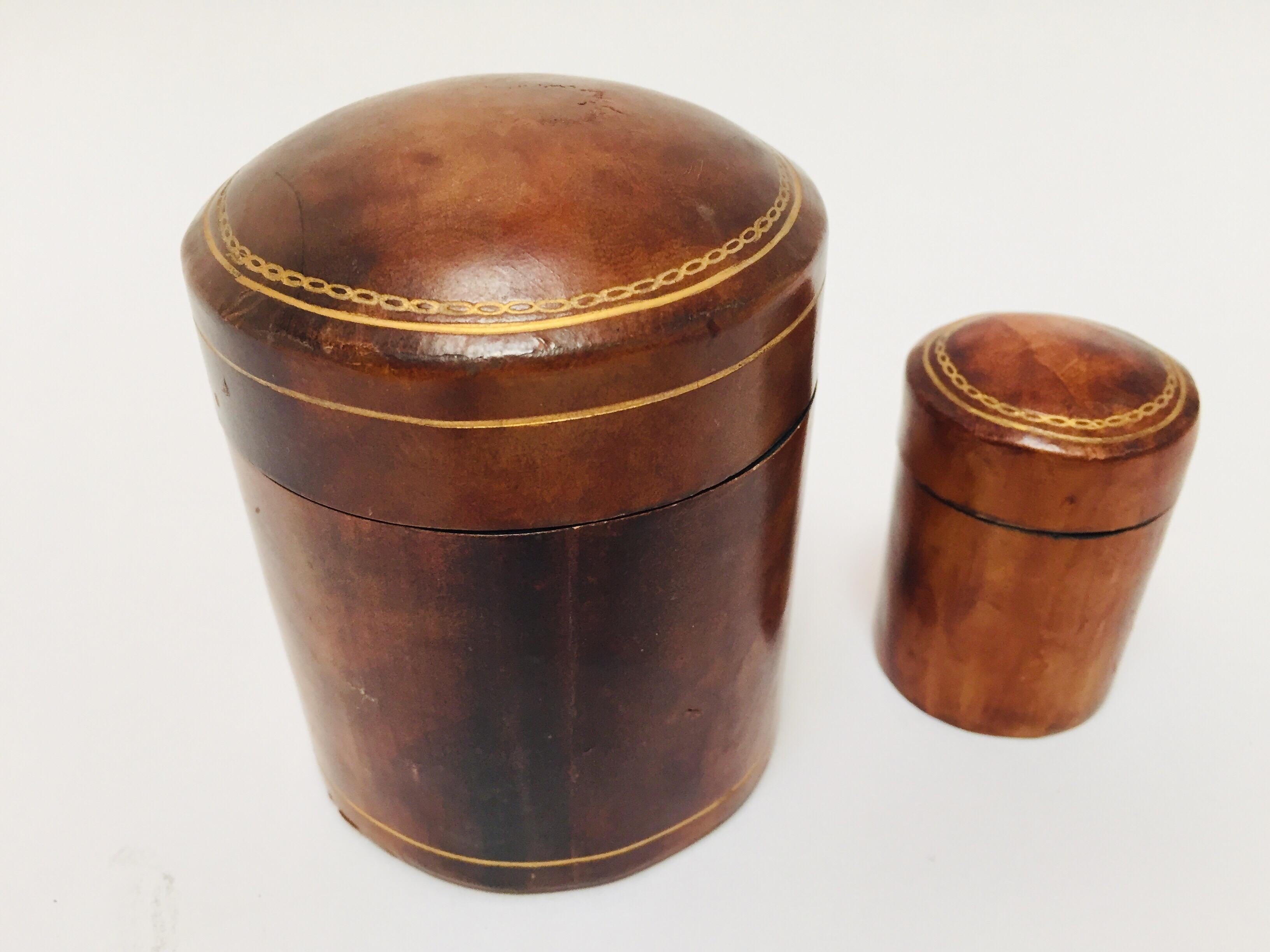 Set of two vintage Florentine leather snuff boxes with gilt decoration.
Vintage leather covered set of two tobacco lidded boxes.
Used them for tobacco or snuff decorative boxes.
Nicely patinated boxes with tooled gilded decoration
Measures: