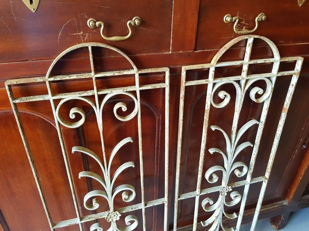 Set of two beautiful vintage French metal door grills or fences from the mid-20th century.

The measurements are,
Depth 2 cm/ 0.7 inch.
Width 37 cm/ 14.5 inch.
Height 106.5 cm/ 41.9 inch.
    
