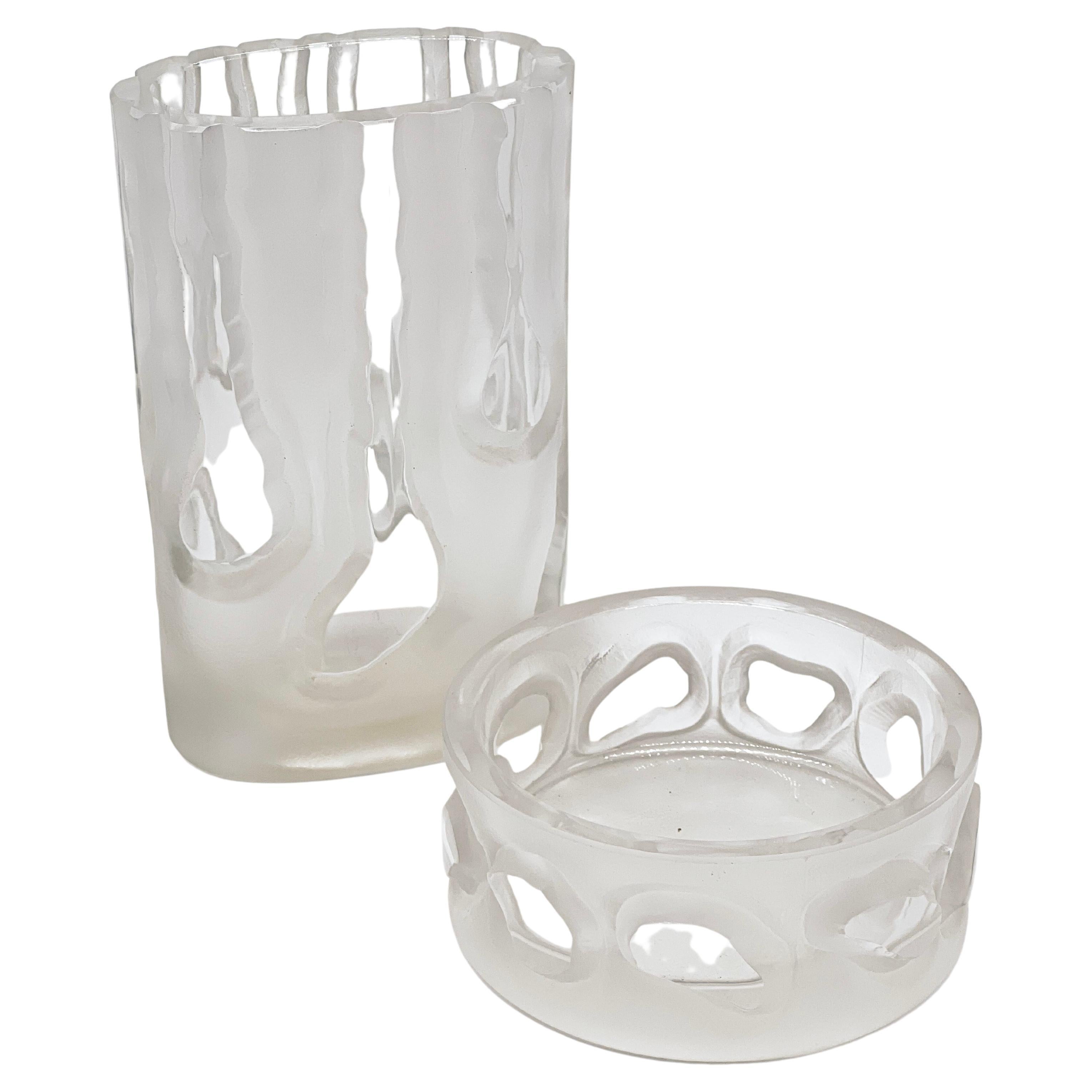 Set aus zwei passenden Vintage-Glasvasen, großer Vase und niedriger Schale, gravierter Dekoration