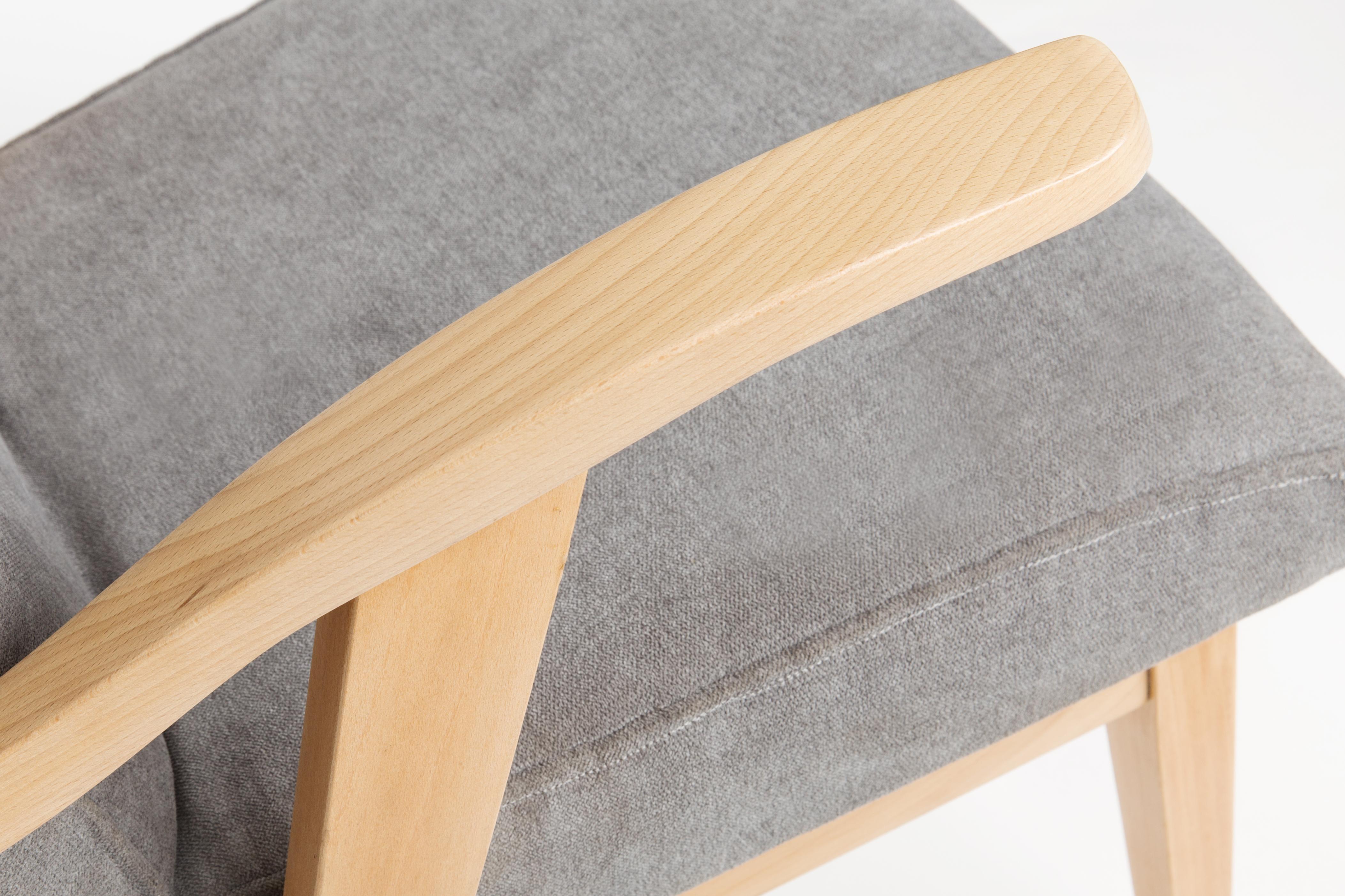 Von Mieczyslaw Puchala entworfener Sessel in einer Classic-Ausgabe. Helles Holz kombiniert mit einem grauen Stoff verleiht ihm Eleganz und Noblesse. Der Stuhl wurde einer kompletten Tischler- und Polstermöbelrenovierung unterzogen. Das Holz ist in