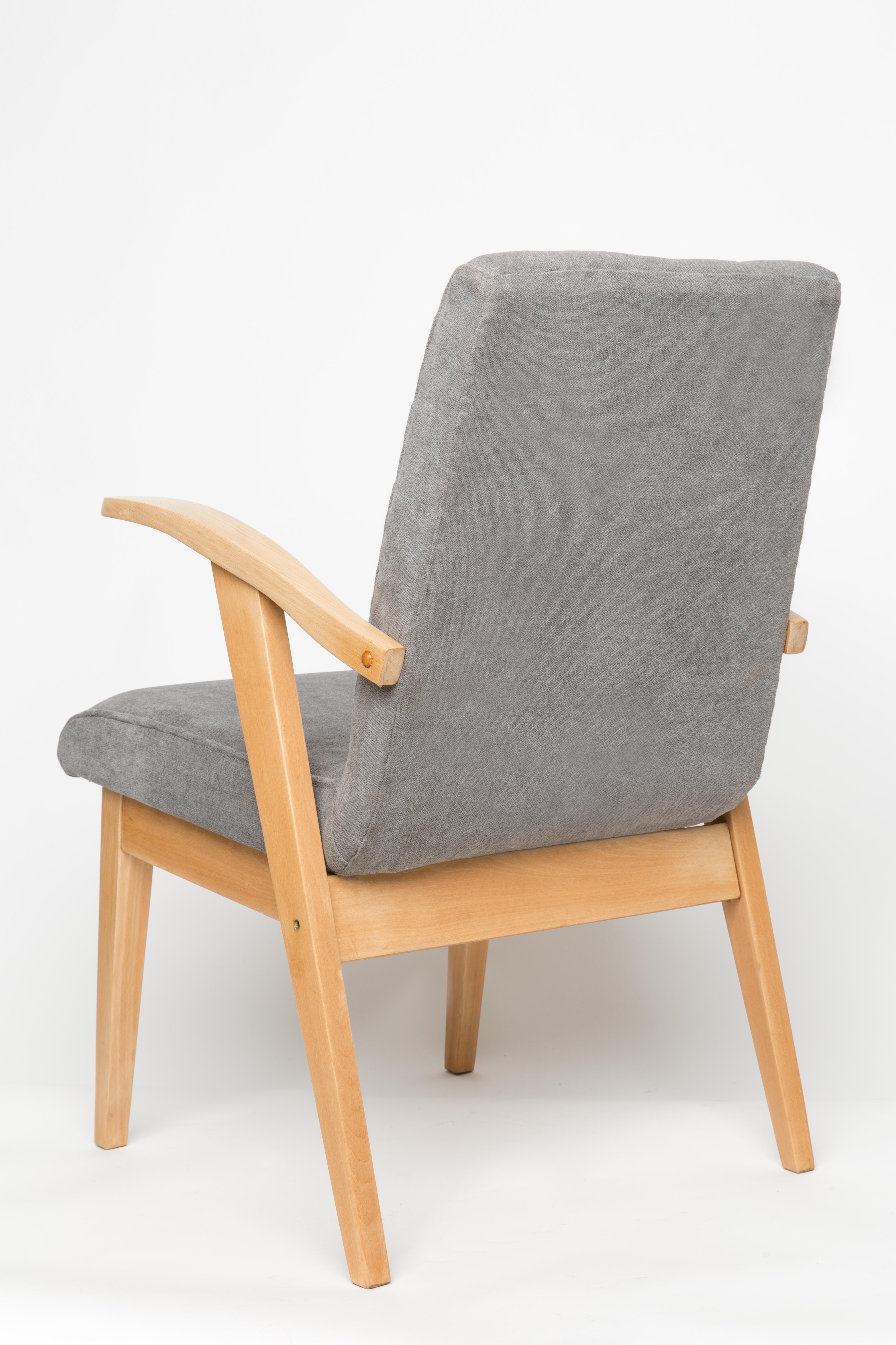 Satz von zwei grauen Vintage-Stühlen:: 1960er Jahre (Polnisch) im Angebot