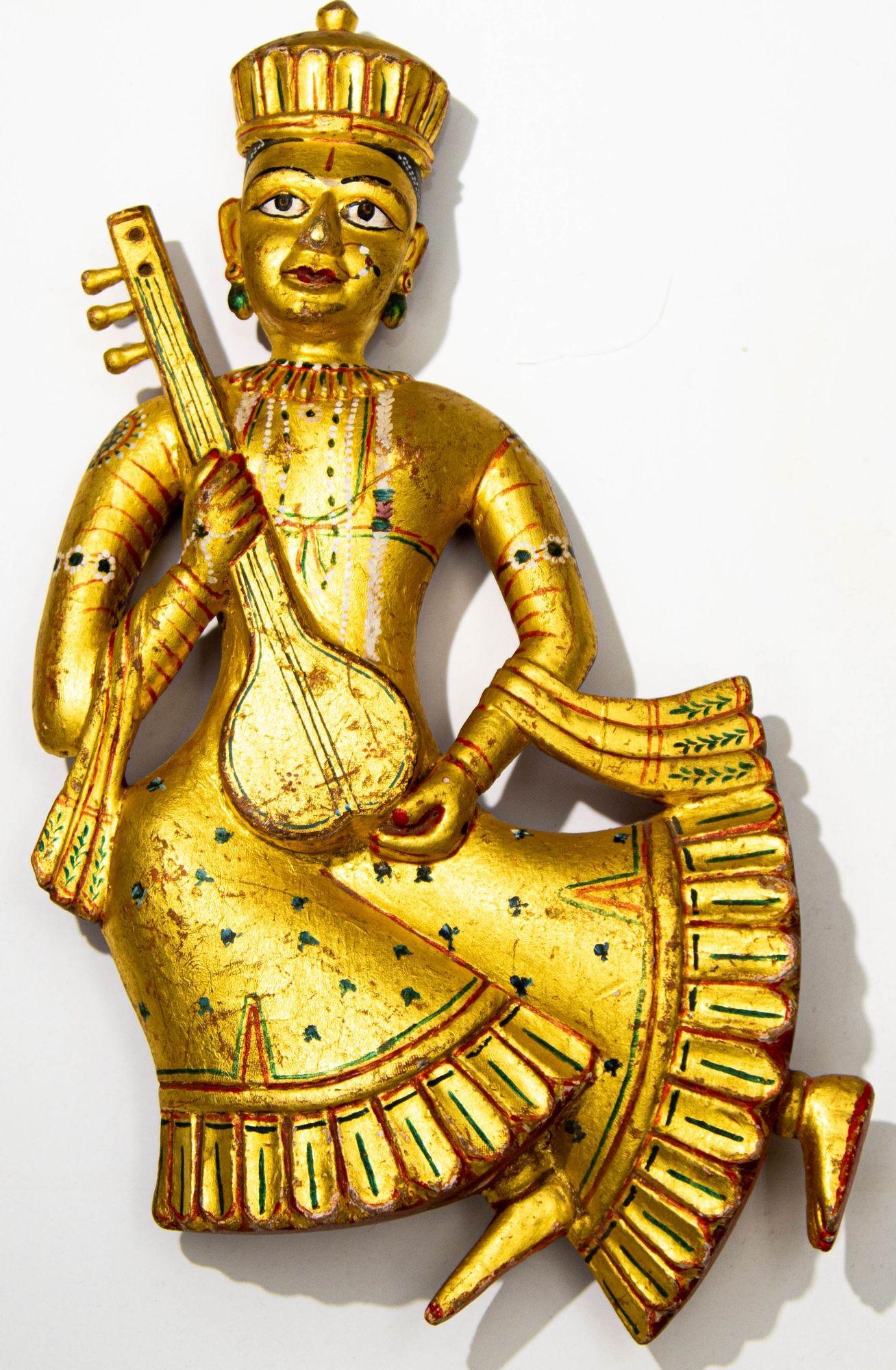 Handgeschnitzte Rajasthani-Wandskulpturen weiblicher Musiker aus Holz, 2er-Set im Angebot 6