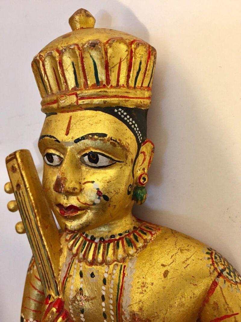 Handgeschnitzte Rajasthani-Wandskulpturen weiblicher Musiker aus Holz, 2er-Set im Zustand „Gut“ im Angebot in North Hollywood, CA