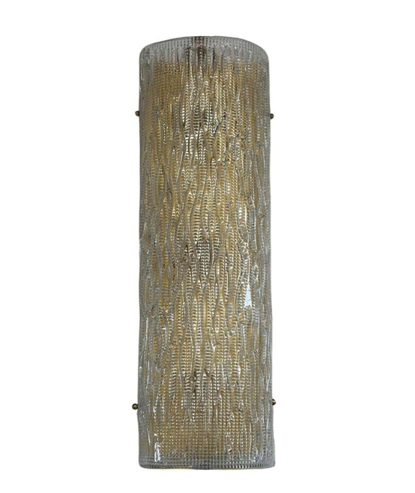 Conjunto de dos apliques vintage de cristal de Murano montados en un marco de latón; el cristal tiene un diseño curvado único con motivos rayados. Fabricado en Italia, c. 1970.
*Recableado para adaptarse a las normas de iluminación de
