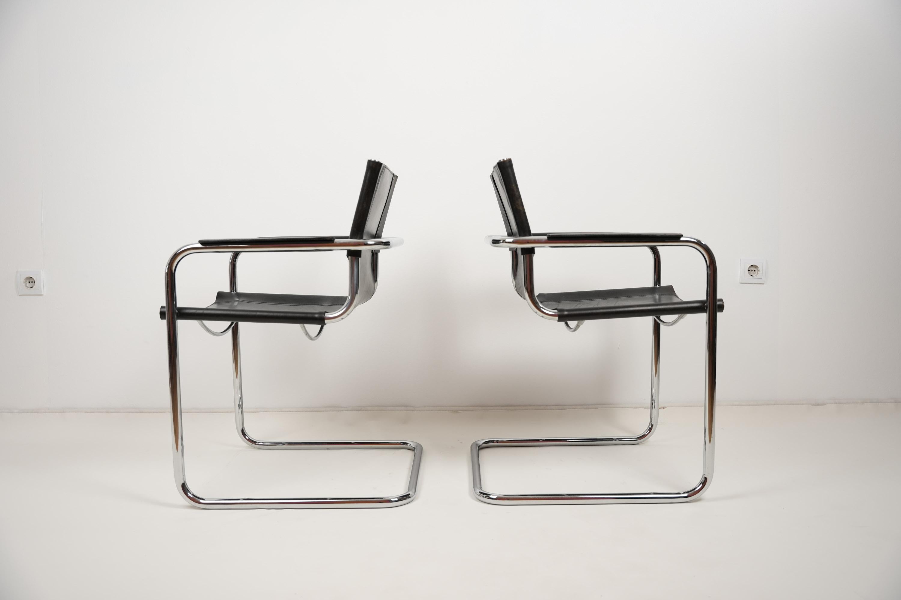 Mid-Century Modern Ensemble de deux chaises cantilever vintage en cuir par FASEM Italie années 1980 en vente