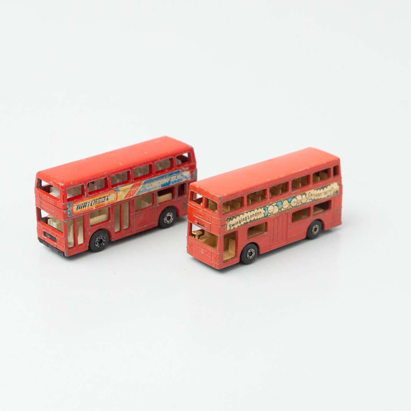 Set von zwei Vintage-Auto-Spielzeugen für den Londoner Bus, ca. 1960 (Moderne der Mitte des Jahrhunderts) im Angebot