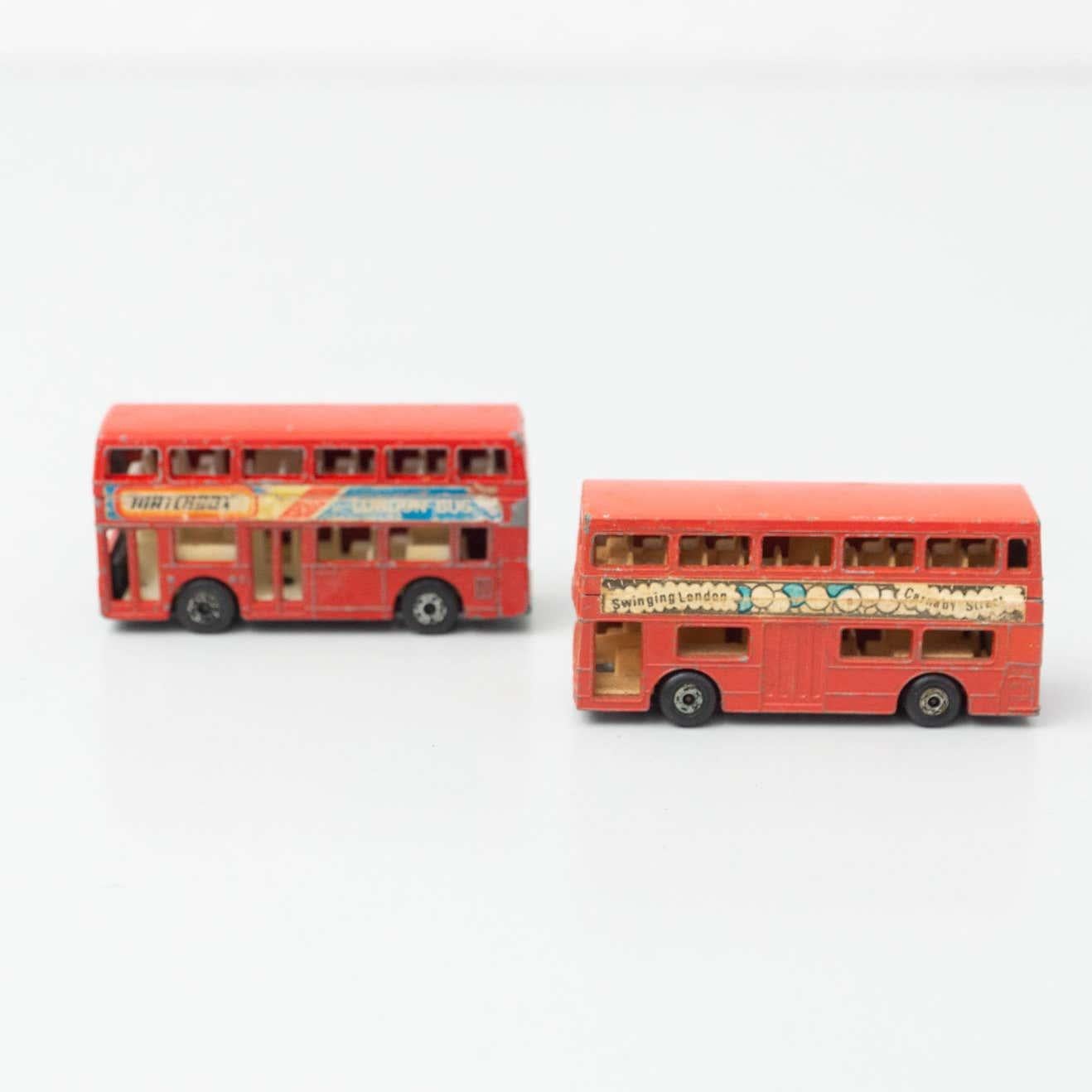 Set von zwei Vintage-Auto-Spielzeugen für den Londoner Bus, ca. 1960 (Französisch) im Angebot