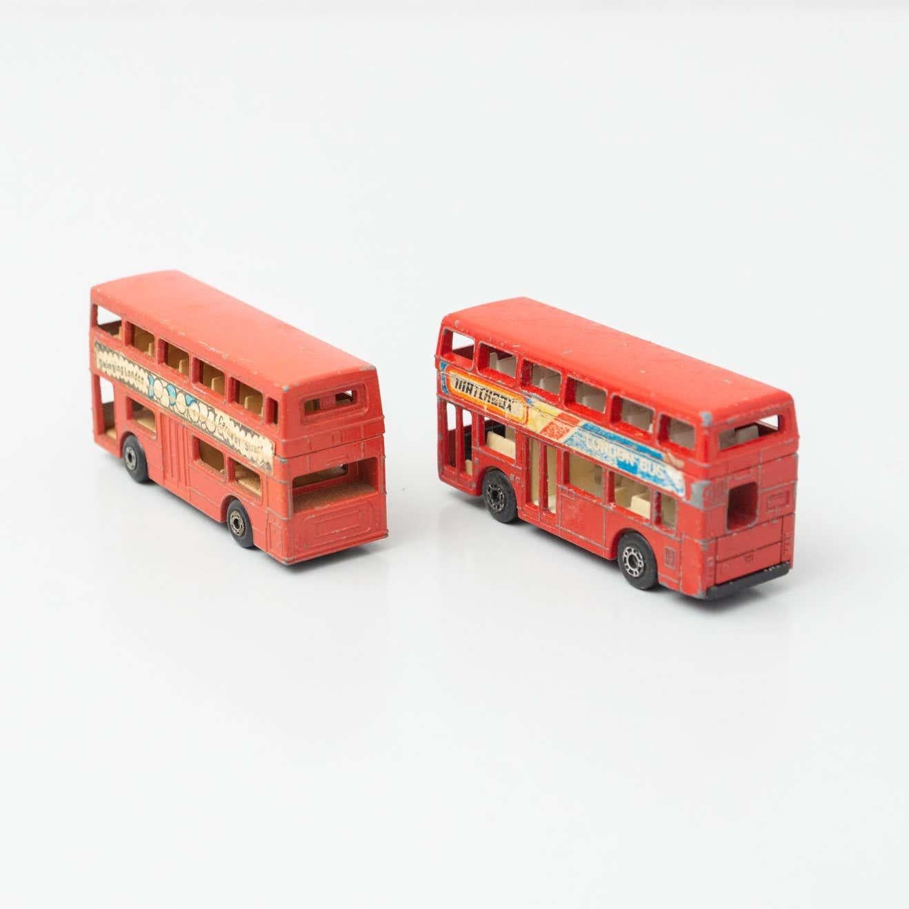 Set von zwei Vintage-Auto-Spielzeugen für den Londoner Bus, ca. 1960 im Zustand „Gut“ im Angebot in Barcelona, Barcelona