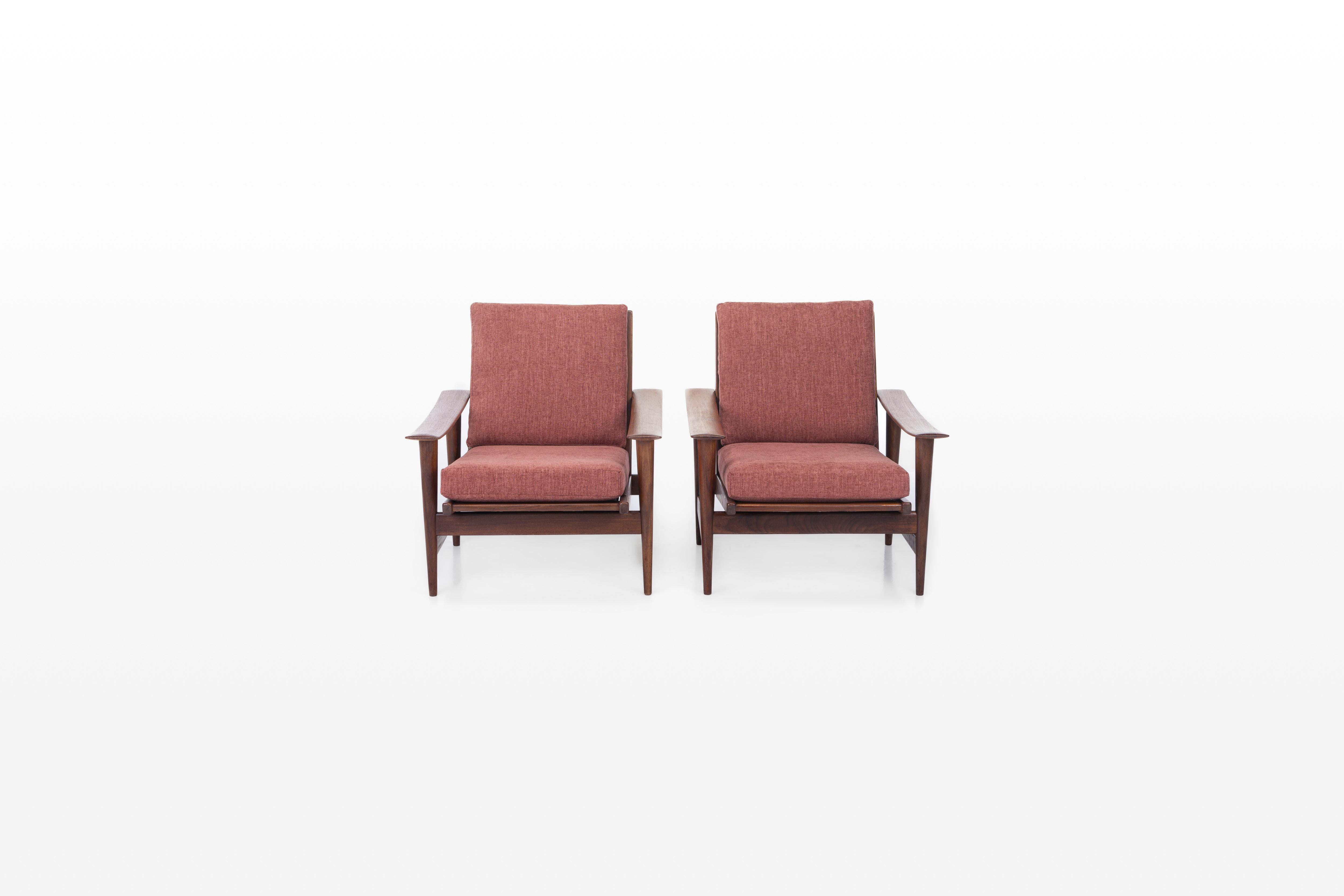 Satz von zwei Vintage-Sesseln in sehr gutem Zustand. Die Sessel sind mit einem bordeauxfarbenen Stoff neu gepolstert. Preis für den Satz von zwei.

Abmessungen:
B: 72 cm
T: 80 cm
H: 78 cm