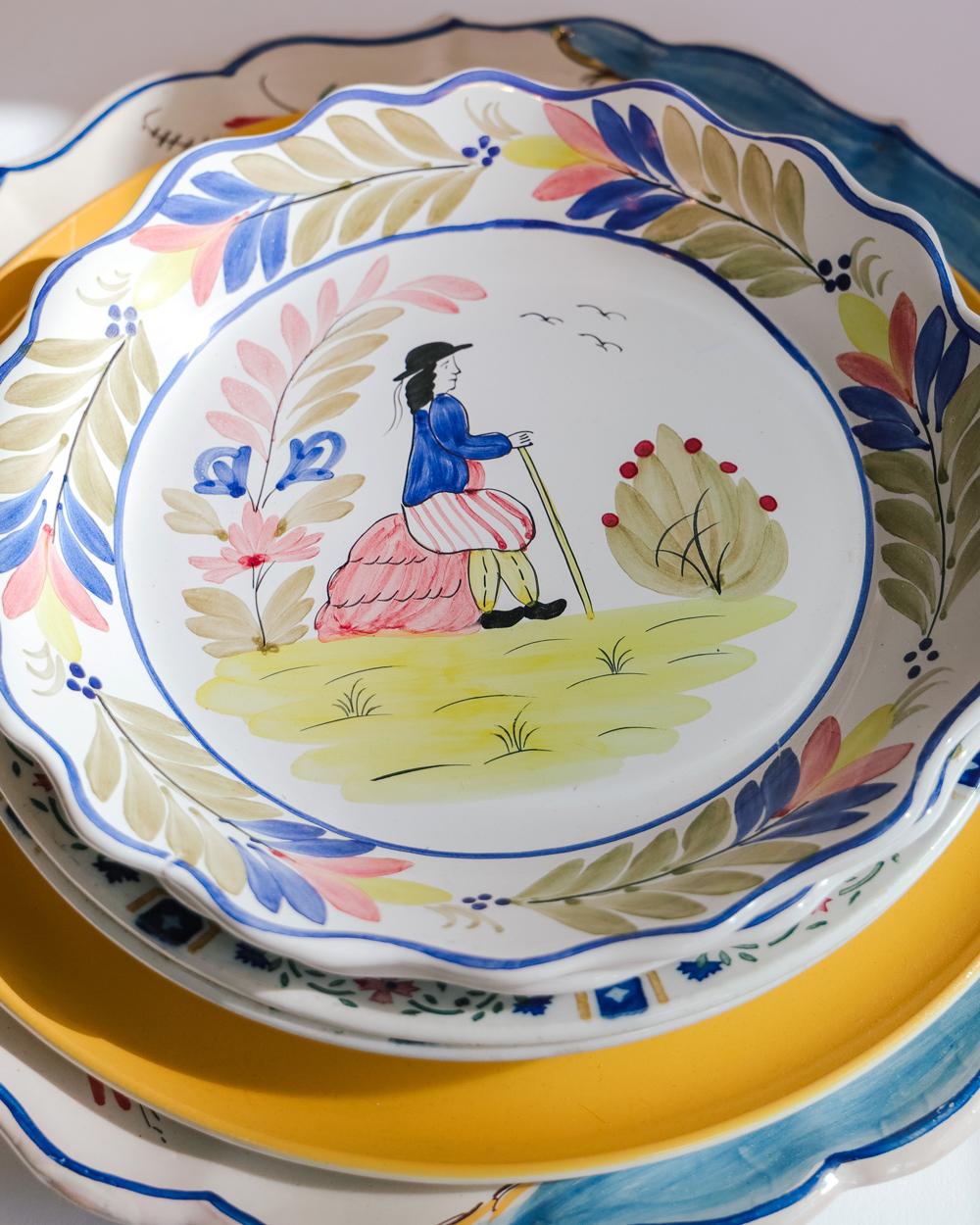 Este es un espléndido juego de dos platos de cerámica mayólica honda, pintados a mano con encantadoras representaciones de un hombre y una mujer, señor y señora, marido y mujer. La ligera profundidad de estos platos los hace perfectos para disfrutar