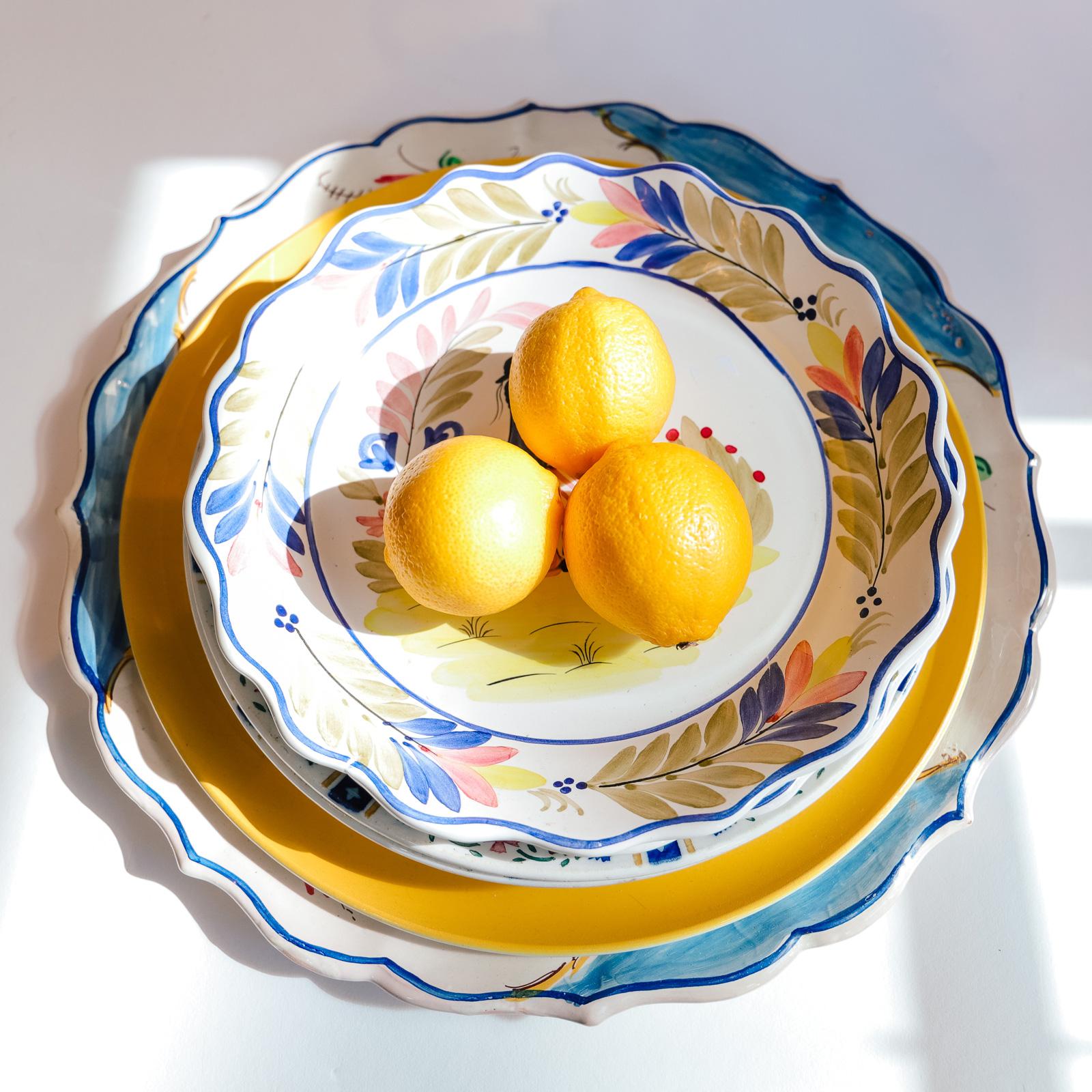 Juego de dos platos de mayólica vintage, Mister y Missus Italiano en venta
