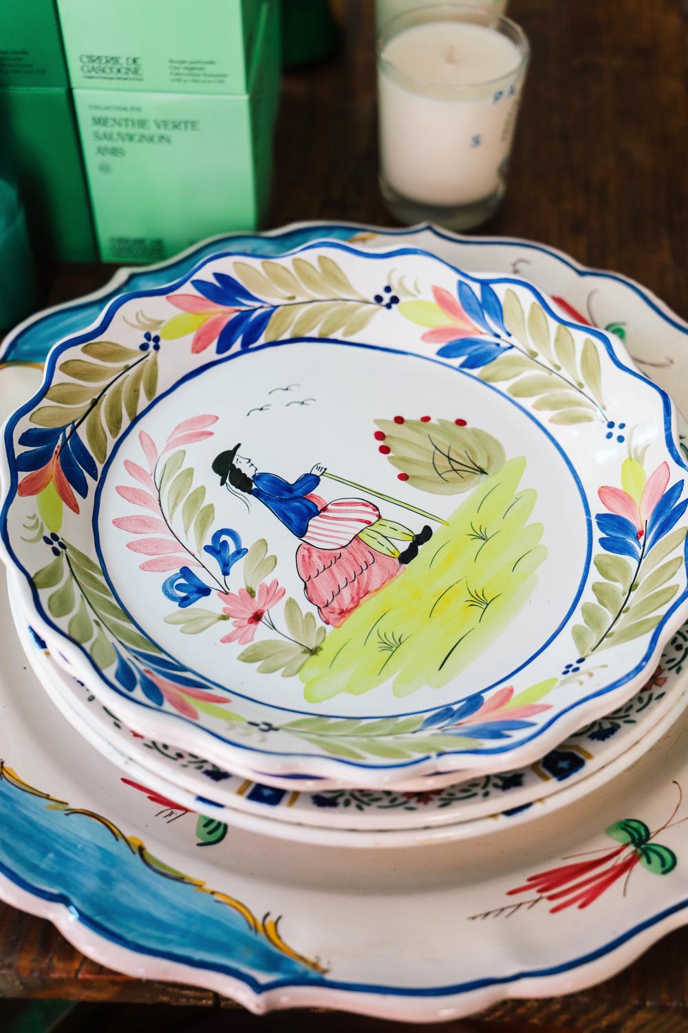 Juego de dos platos de mayólica vintage, Mister y Missus en Bueno estado para la venta en AMSTERDAM, NH