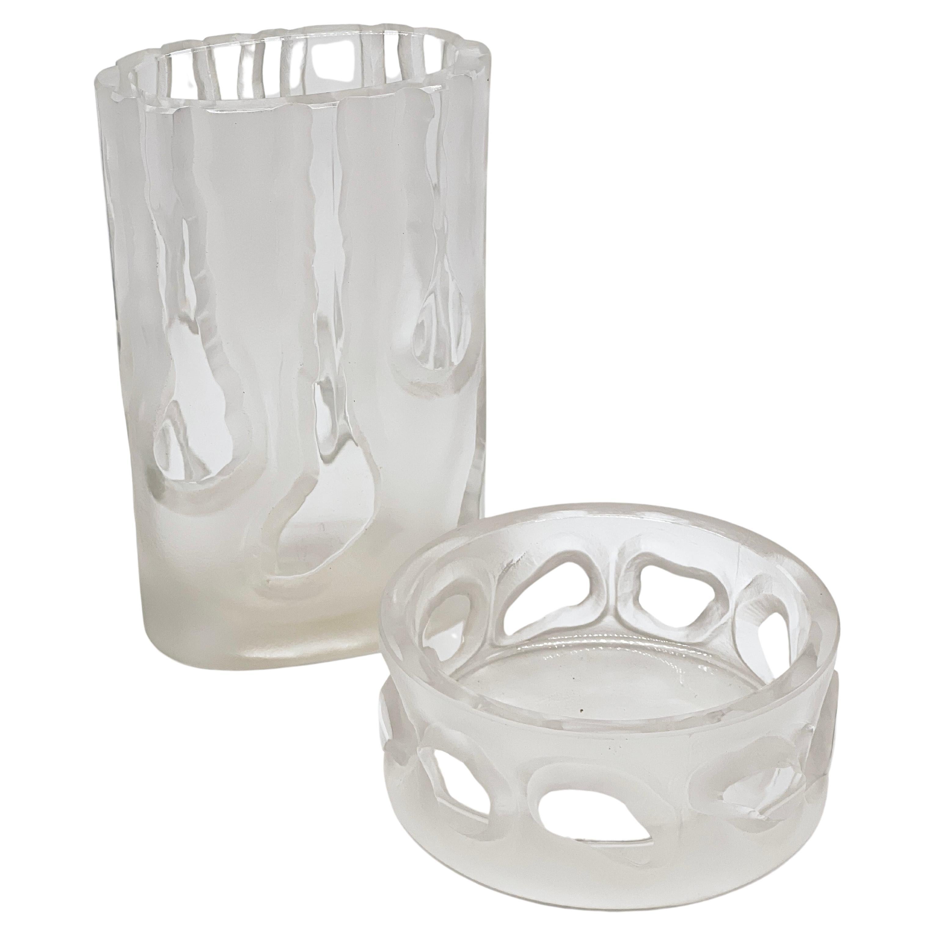 Ensemble de deux verres assortis vintage, grand vase et bol bas, décorations gravées
