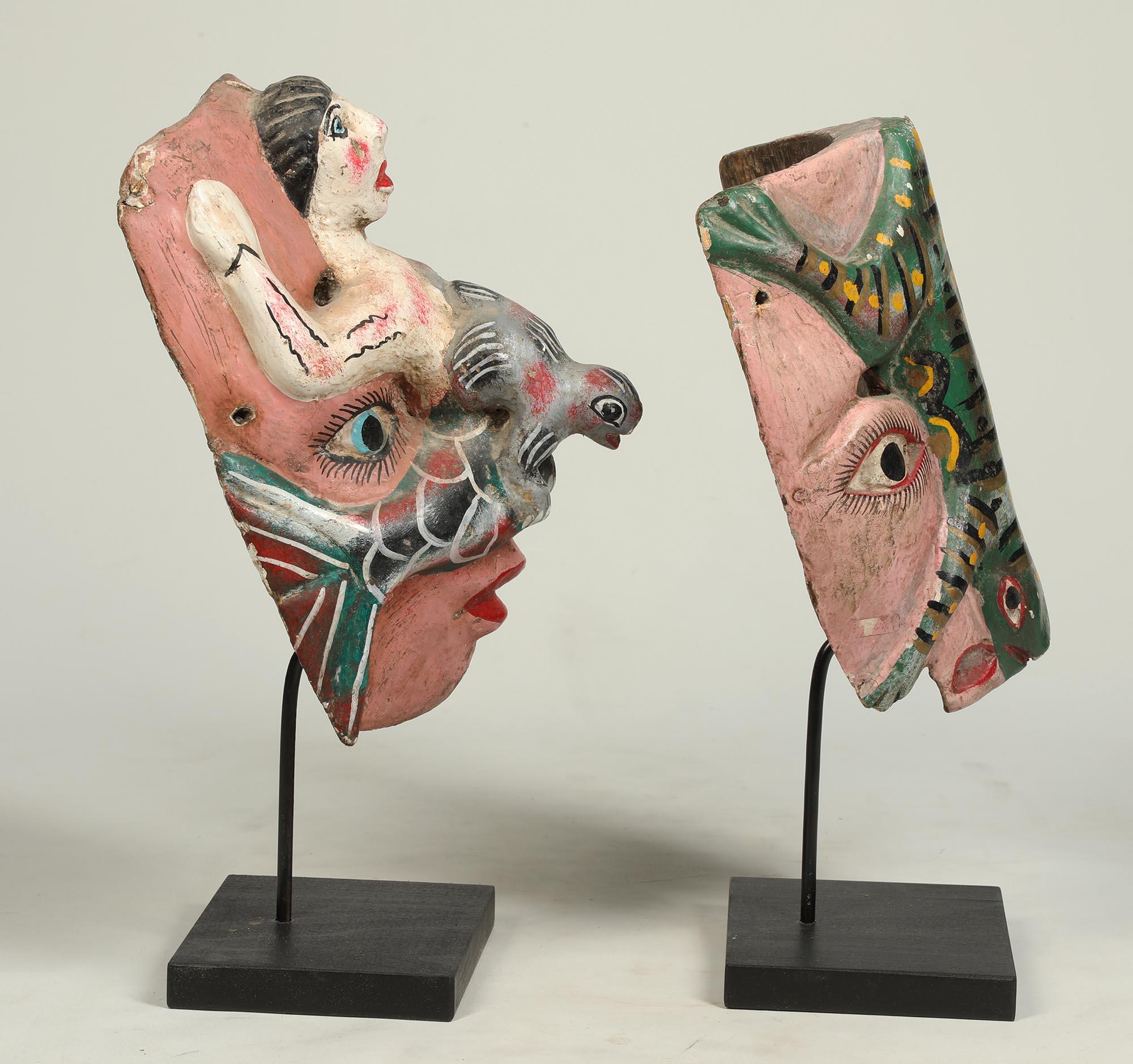 Tribal Ensemble de deux masques de danse mexicains décoratifs vintage peints représentant un lézard et une sirène en vente