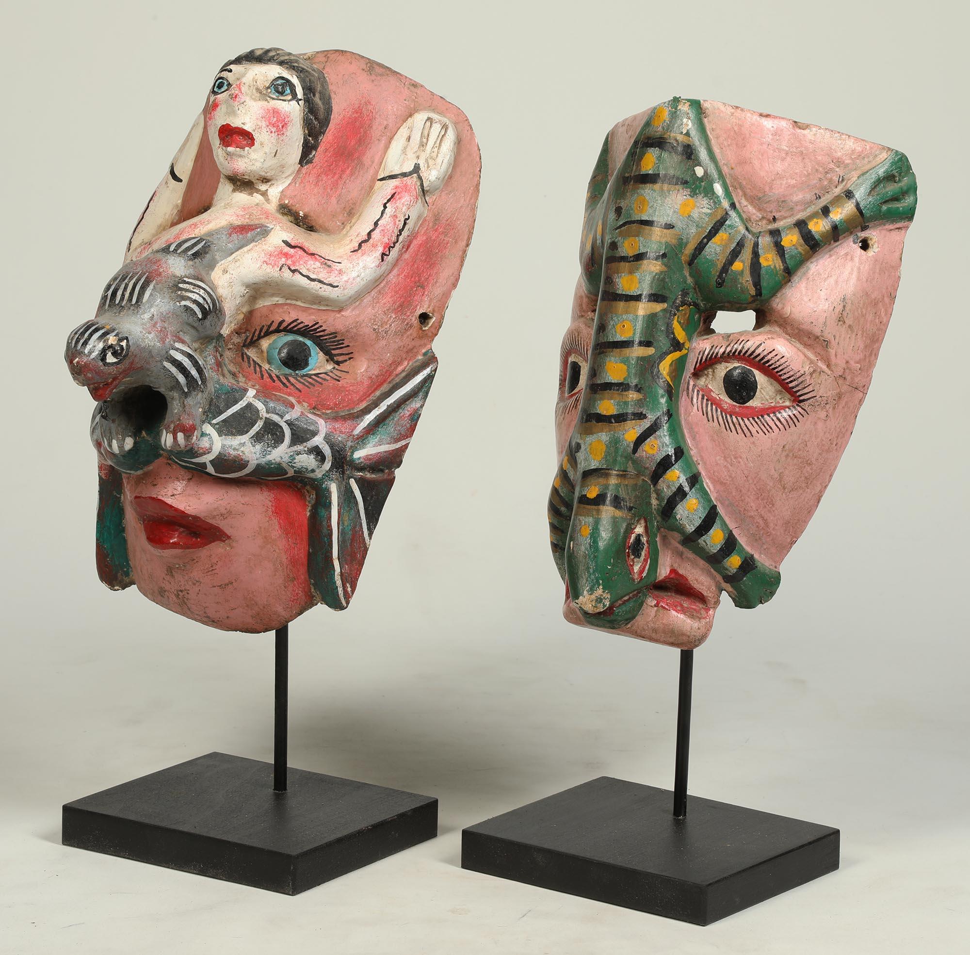 Mexicain Ensemble de deux masques de danse mexicains décoratifs vintage peints représentant un lézard et une sirène en vente