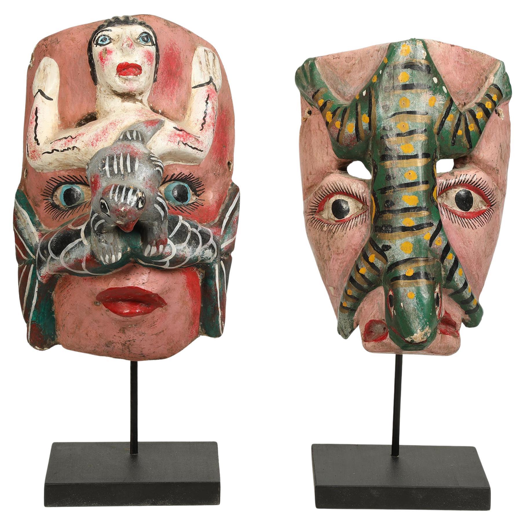 Ensemble de deux masques de danse mexicains décoratifs vintage peints représentant un lézard et une sirène en vente