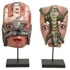 Set von zwei dekorativen mexikanischen bemalten Vintage-Tänzermasken, Eidechse und eine Meerjungfrau