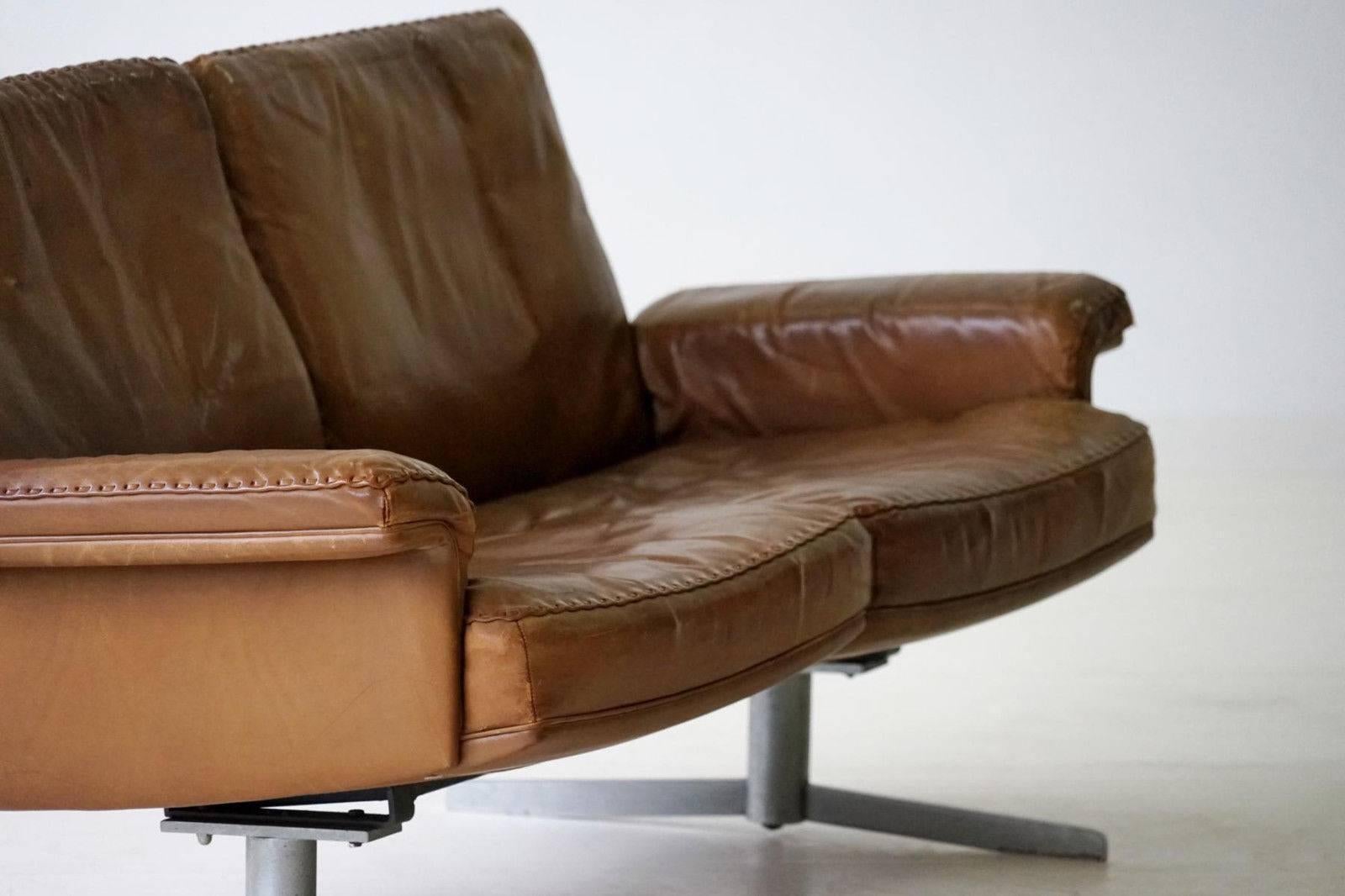 Seating set consisting of two De Sede DS 31 two-seat sofa. Neck leather in brown. Very good used condition with age-typical nice patina on the leather. The DS-31 model series is one of the classics of De Sede. Here, design, craftsmanship and leather