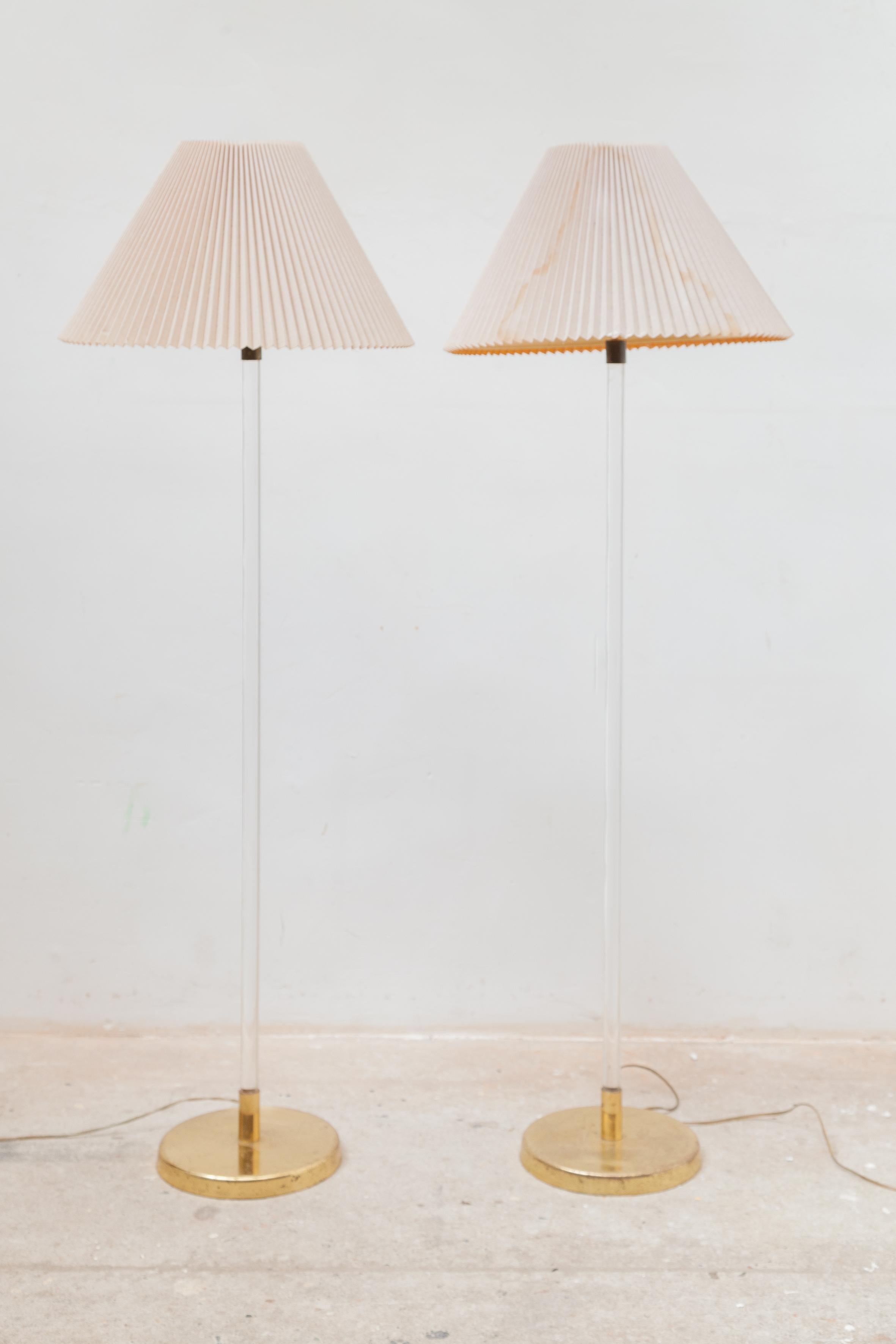 A pair rare floor lamps designed by Peter Hamburger for Knoll, 1970's. The base in brass connected with the stand is made of a clear lucite rod which gives a stately effect to the floor lamps.
The light works well with LED or filament bulbs. The