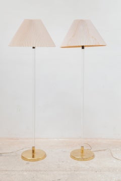 Set of Two Vintage Modern Pair of Clear Lucite Floor Lamps 1970s by Knoll