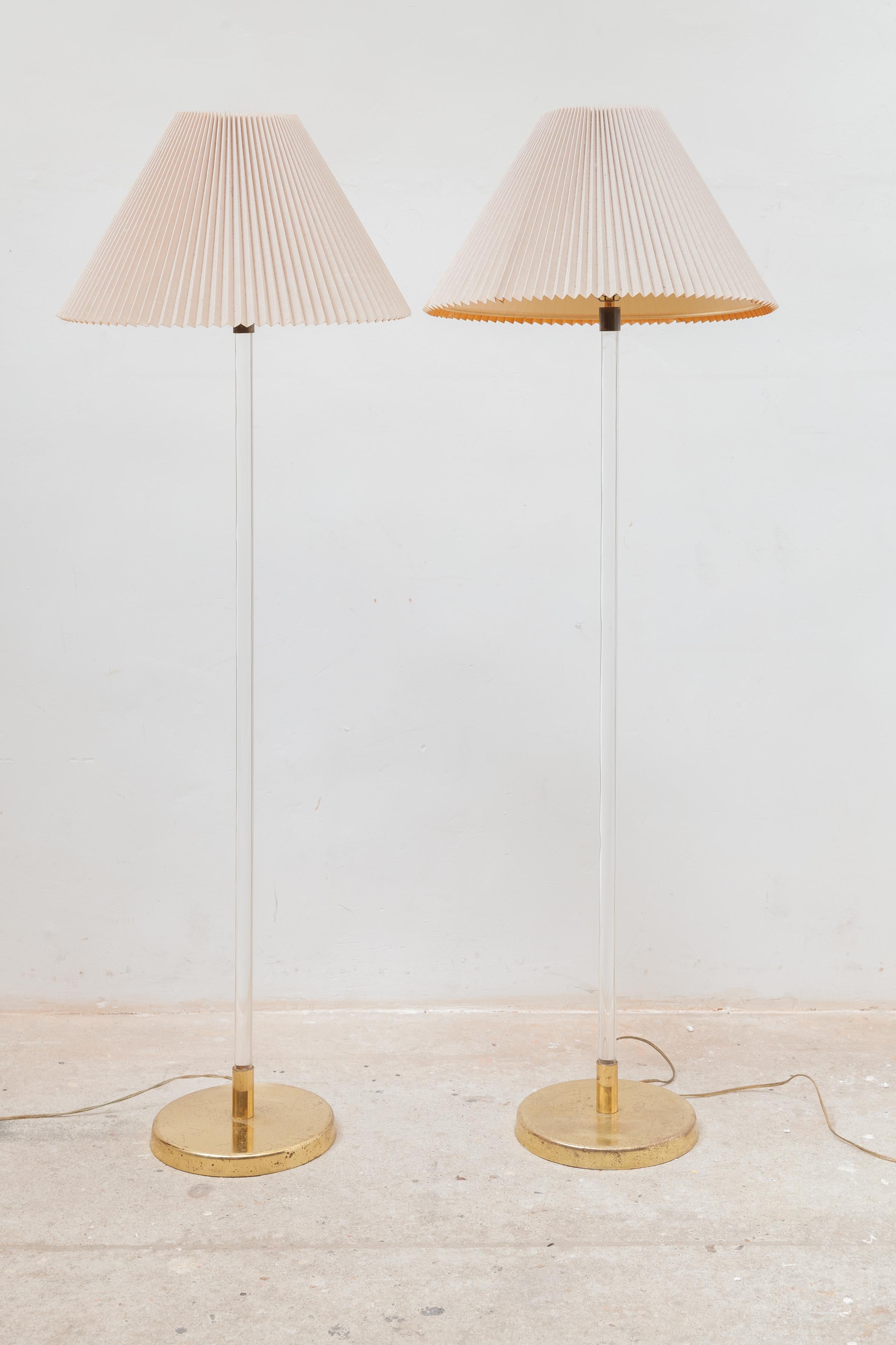 Set of Two Vintage Modern Pair of Clear Lucite Floor Lamps 1970s by Knoll In Good Condition In Antwerp, BE