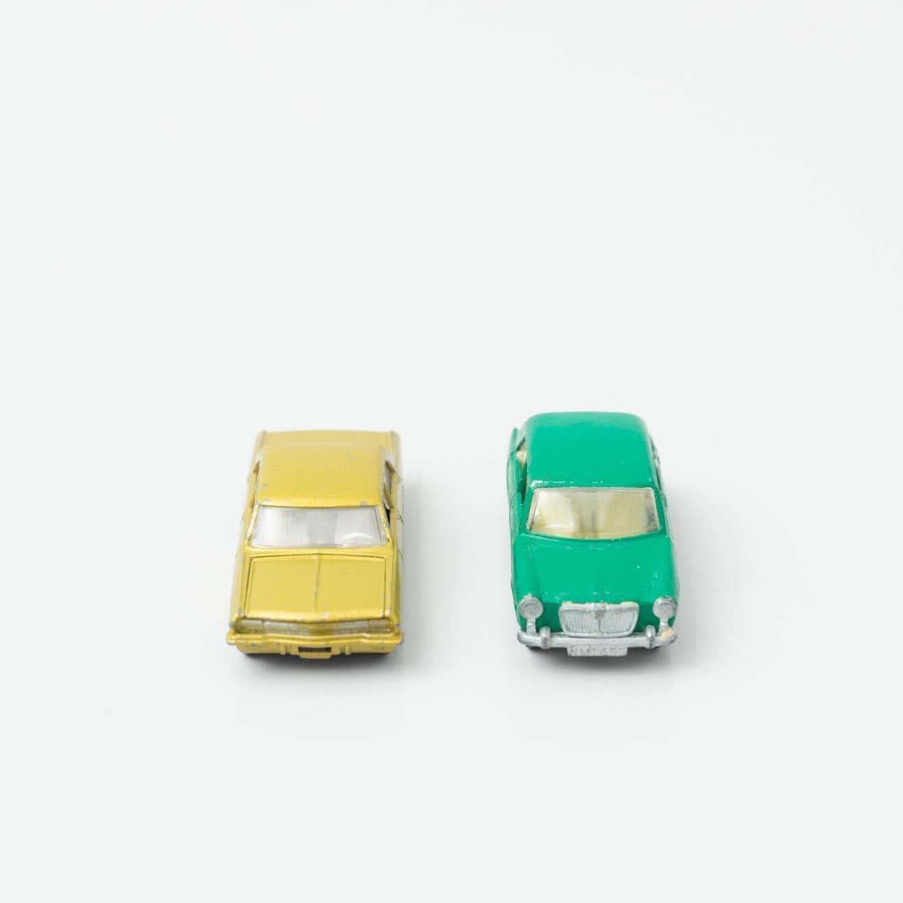 Ensemble de deux jouets en forme de voiture Opel.
Par MatchBox, vers 1960.

En état d'origine, avec une usure mineure conforme à l'âge et à l'utilisation, préservant une belle patine.

Matériaux :
Métal
Plastique

Dimensions (chacun) :
D 7,1 cm x L