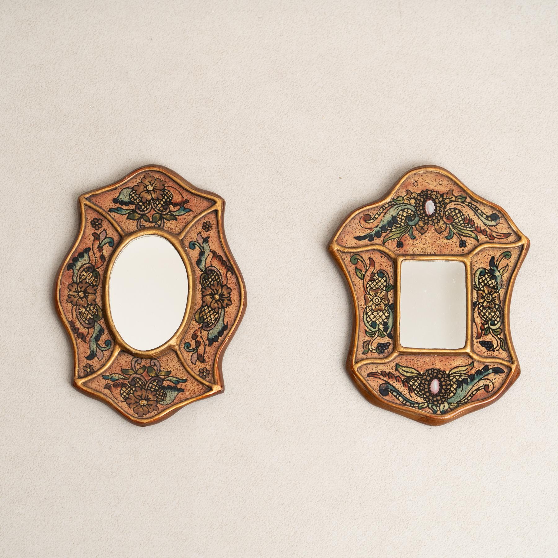 Set of Two Vintage Peruvian Mid-Century Hand-Painted Wooden Wall Mirrors.

Transport your decor to the golden era of mid-century elegance with this enchanting set of two small mirrors, originating from 1960s Peru. Crafted with meticulous