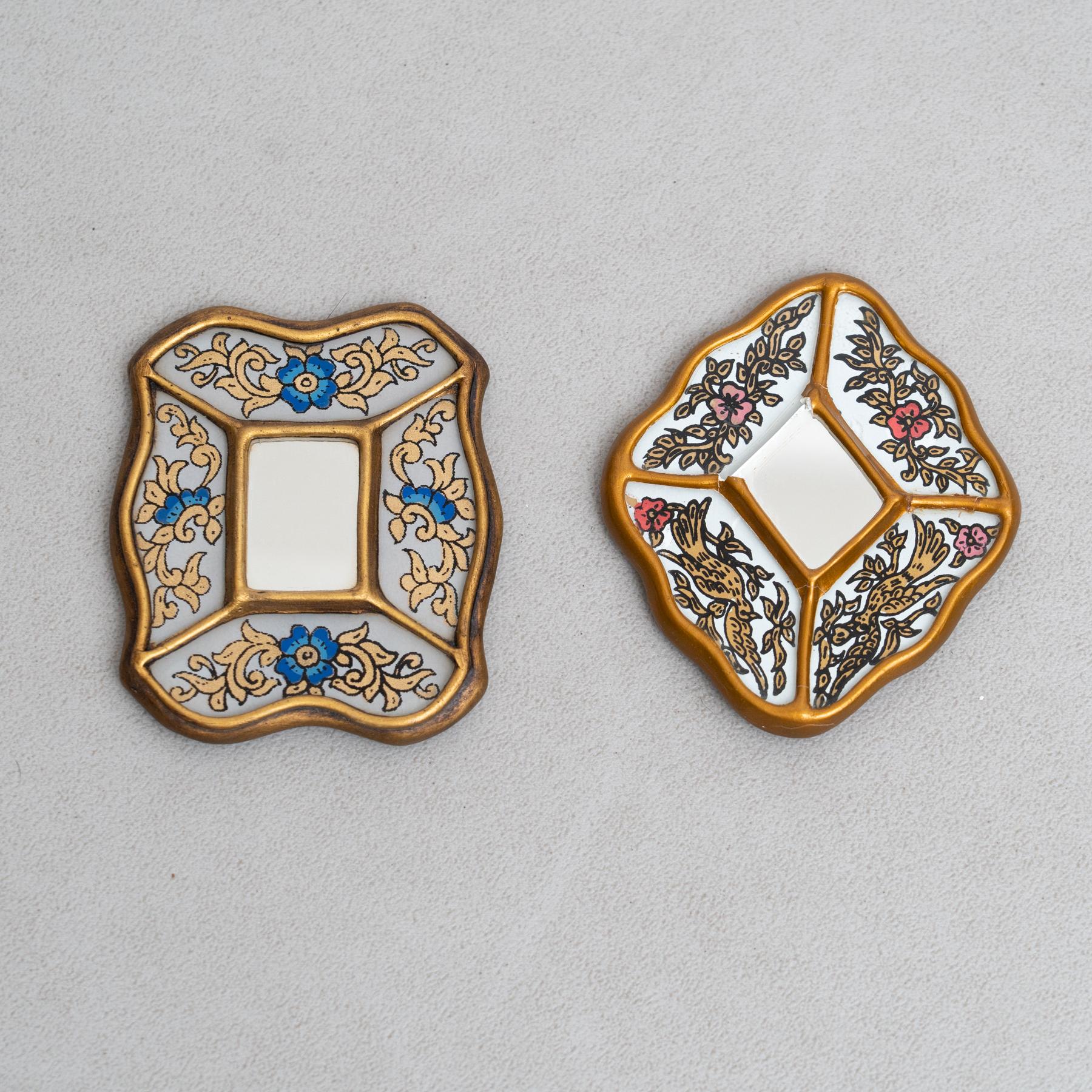 Ensemble de deux miroirs muraux en bois péruvien du milieu du siècle, peints à la main.

Plongez dans le charme captivant du design du milieu du siècle avec cette remarquable collection de cinq miroirs muraux en bois peints à la main, originaires du