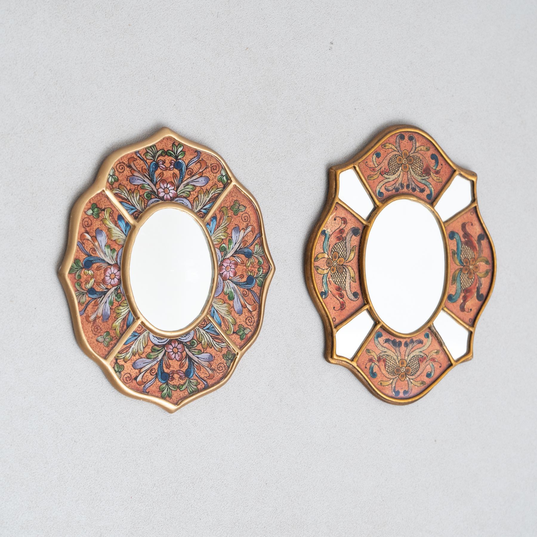 Mid-Century Modern Ensemble de deux miroirs muraux péruviens vintage du milieu du siècle en bois peints à la main en vente