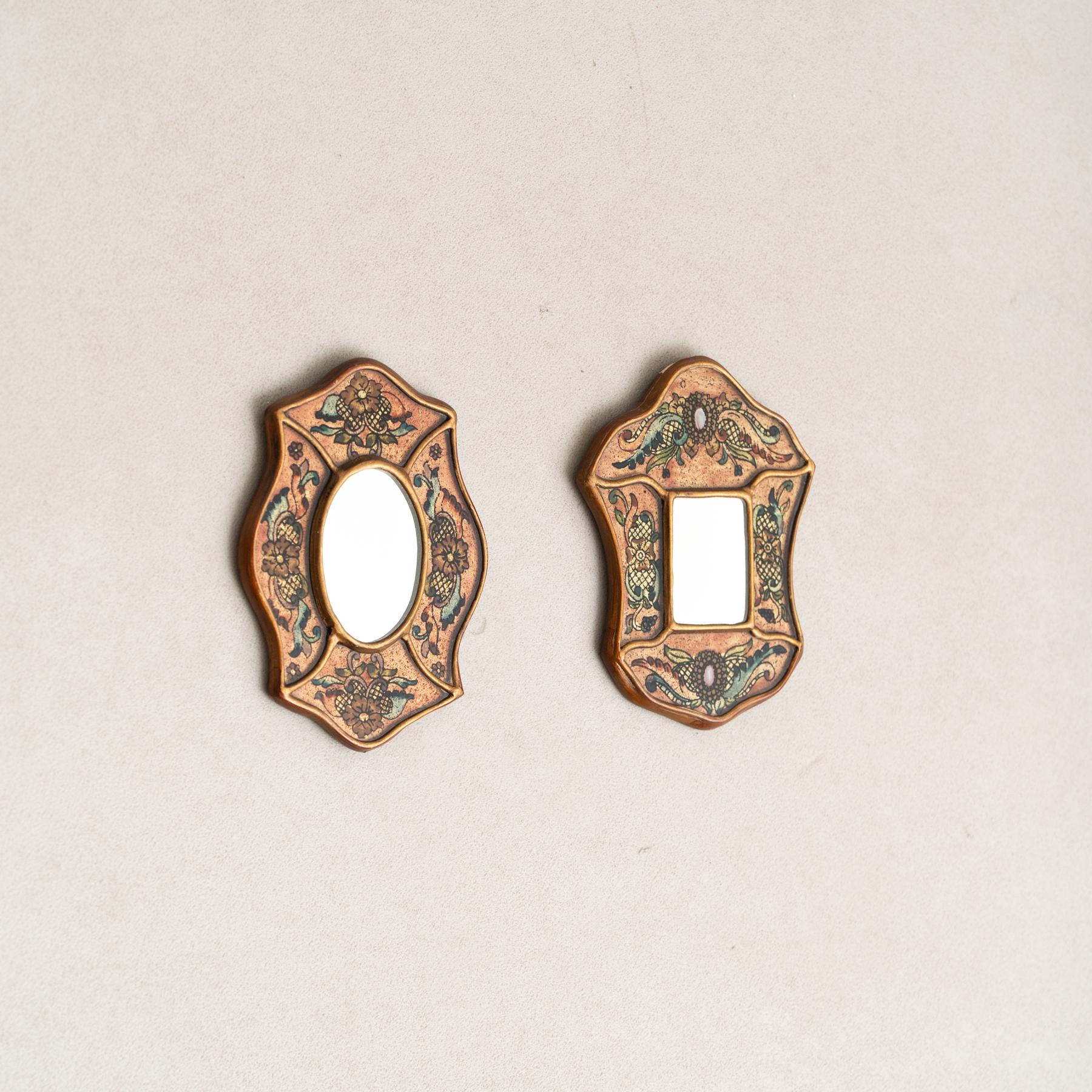Mid-Century Modern Ensemble de deux miroirs muraux péruviens vintage du milieu du siècle en bois peints à la main en vente
