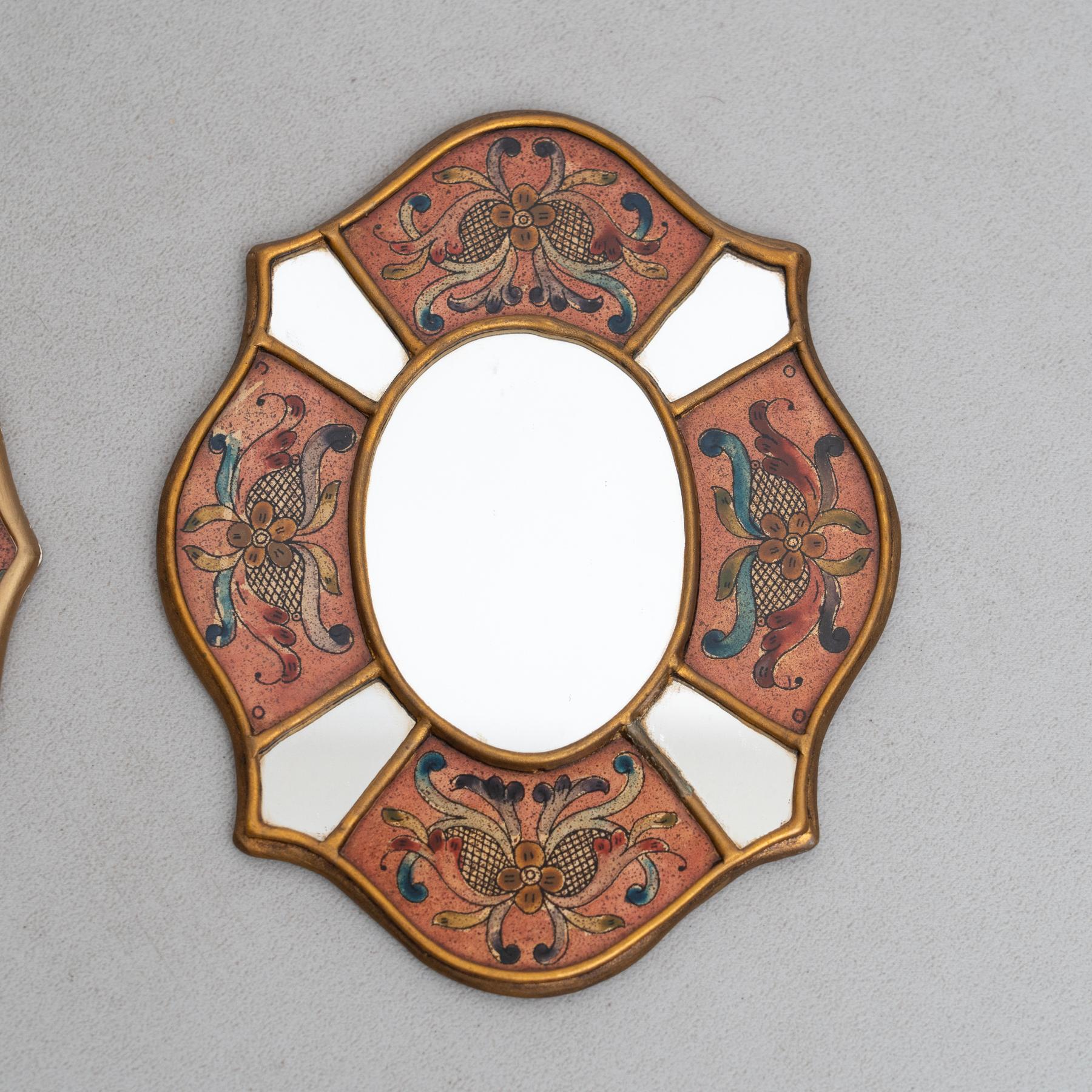 Ensemble de deux miroirs muraux péruviens vintage du milieu du siècle en bois peints à la main Bon état - En vente à Barcelona, ES