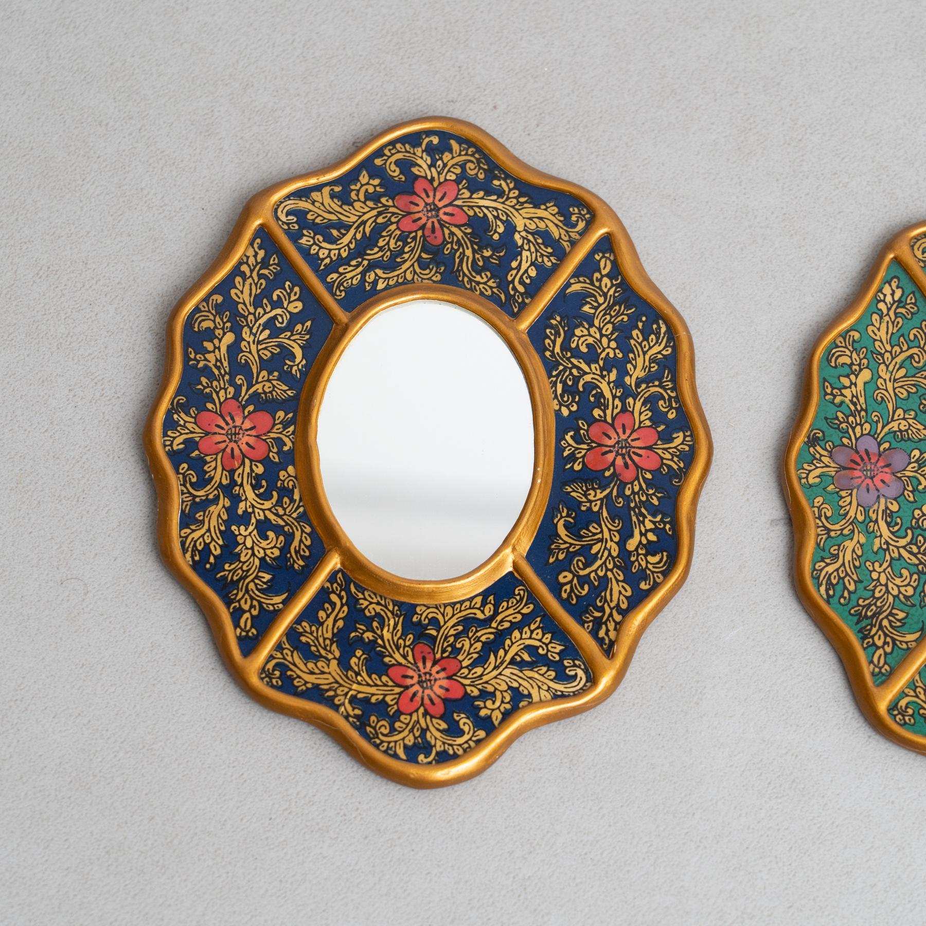 Milieu du XXe siècle Ensemble de deux miroirs muraux péruviens vintage du milieu du siècle en bois peints à la main en vente