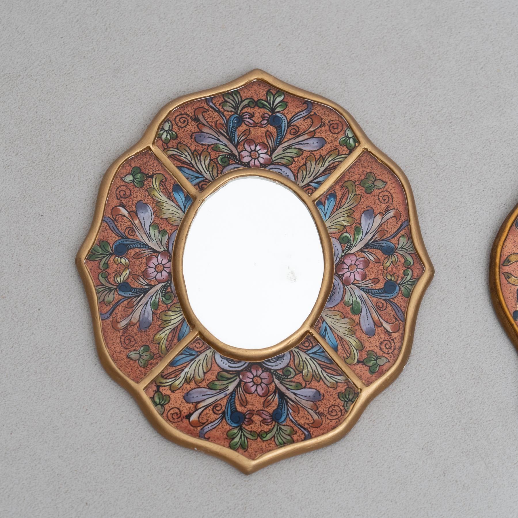 Milieu du XXe siècle Ensemble de deux miroirs muraux péruviens vintage du milieu du siècle en bois peints à la main en vente